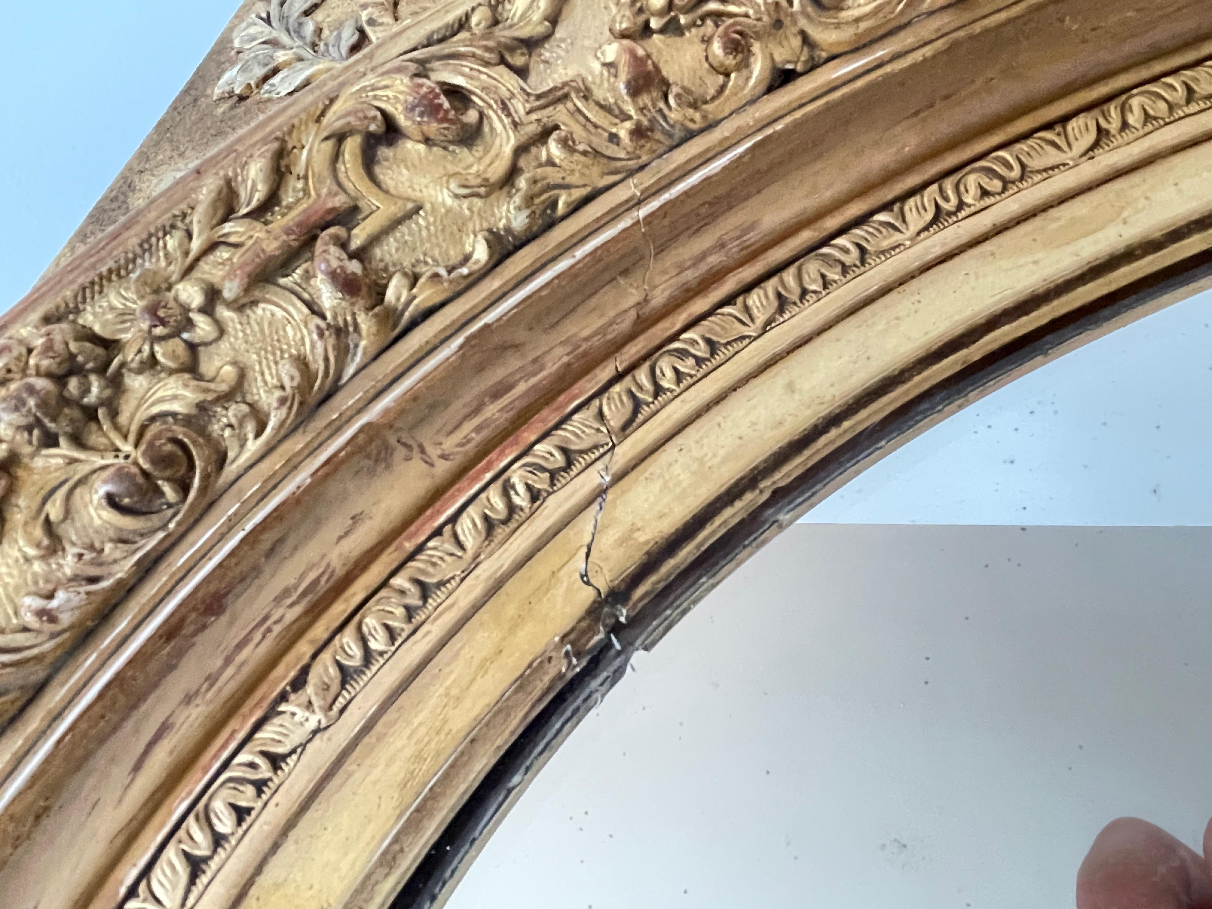 Verre mercuré Miroir doré avec médaillon Napoléon III en vente