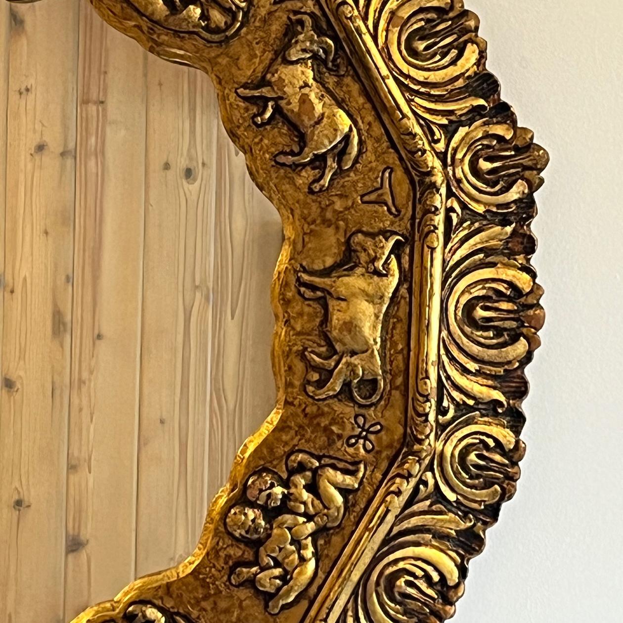 Doré Miroir doré avec motif du zodiaque en vente