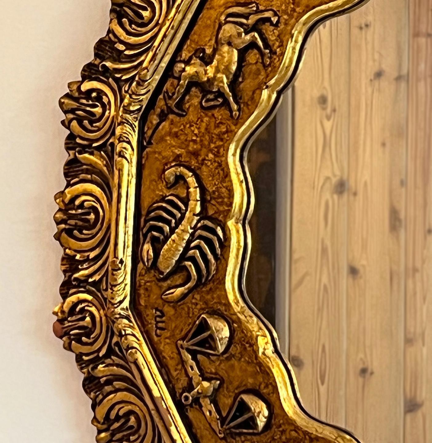Miroir doré avec motif du zodiaque Bon état - En vente à New York, NY