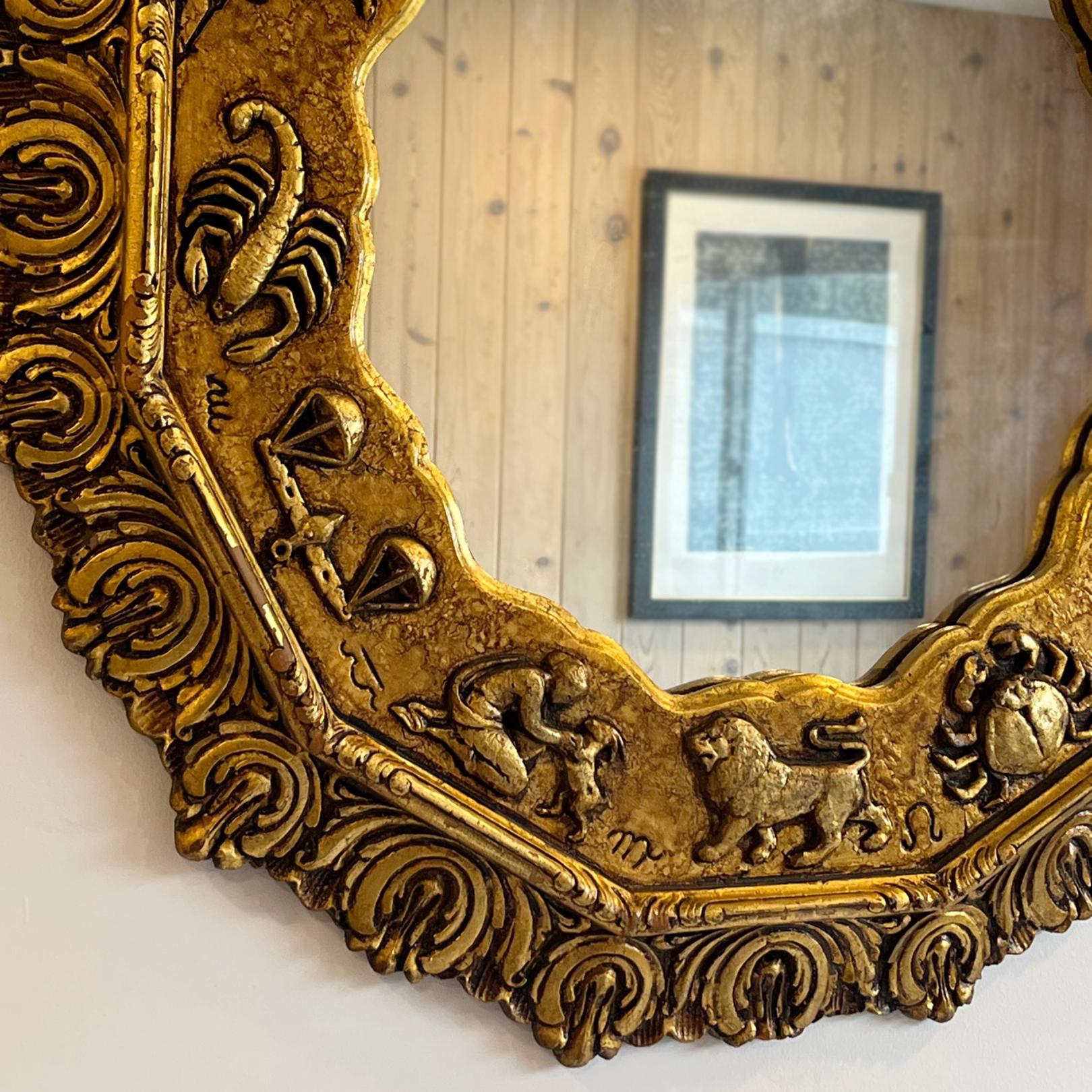 Miroir doré avec motif du zodiaque en vente 1