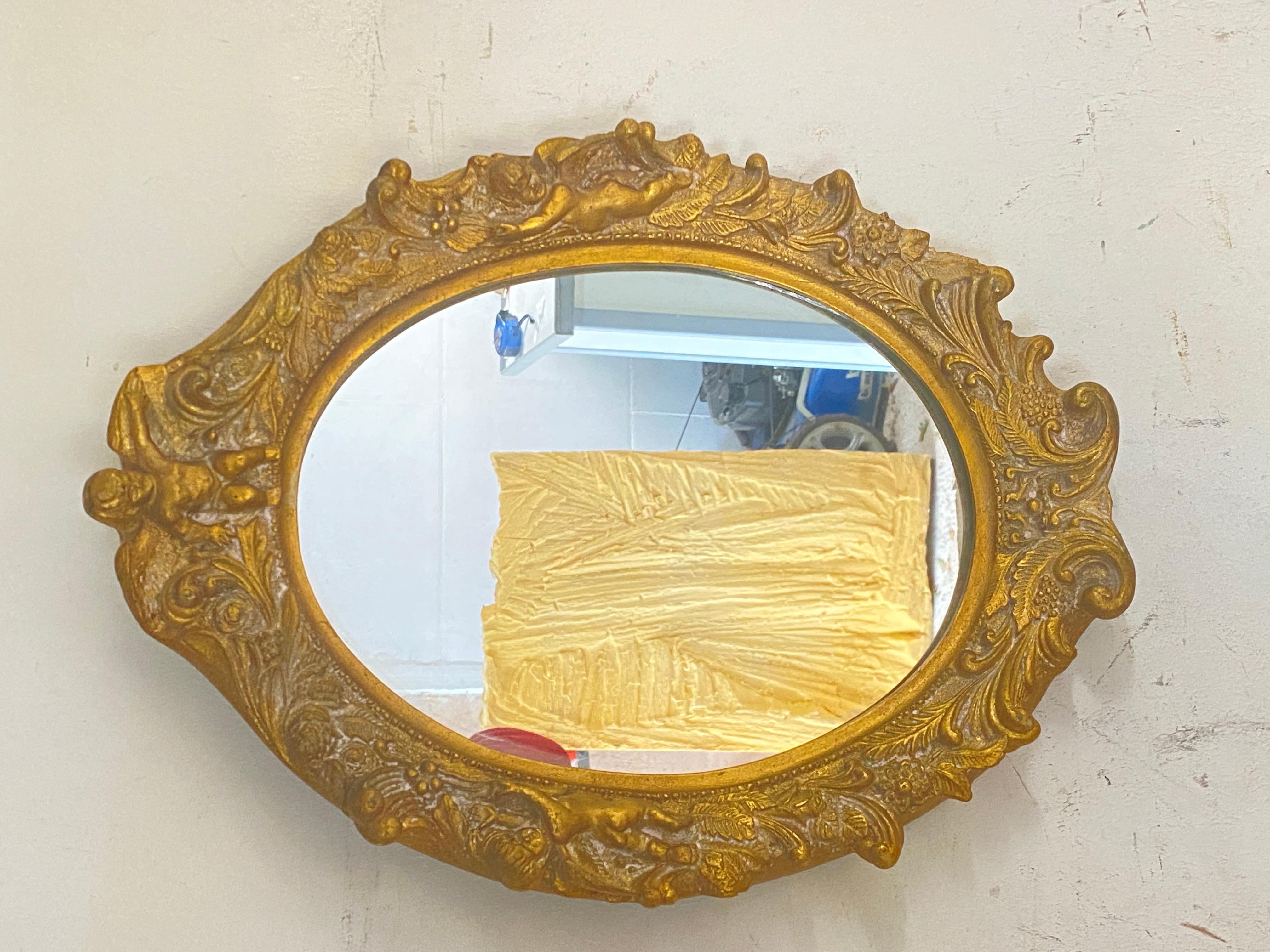 Miroirs en résine à patine ancienne dorée, 20e siècle Ensemble de 2 en vente 8