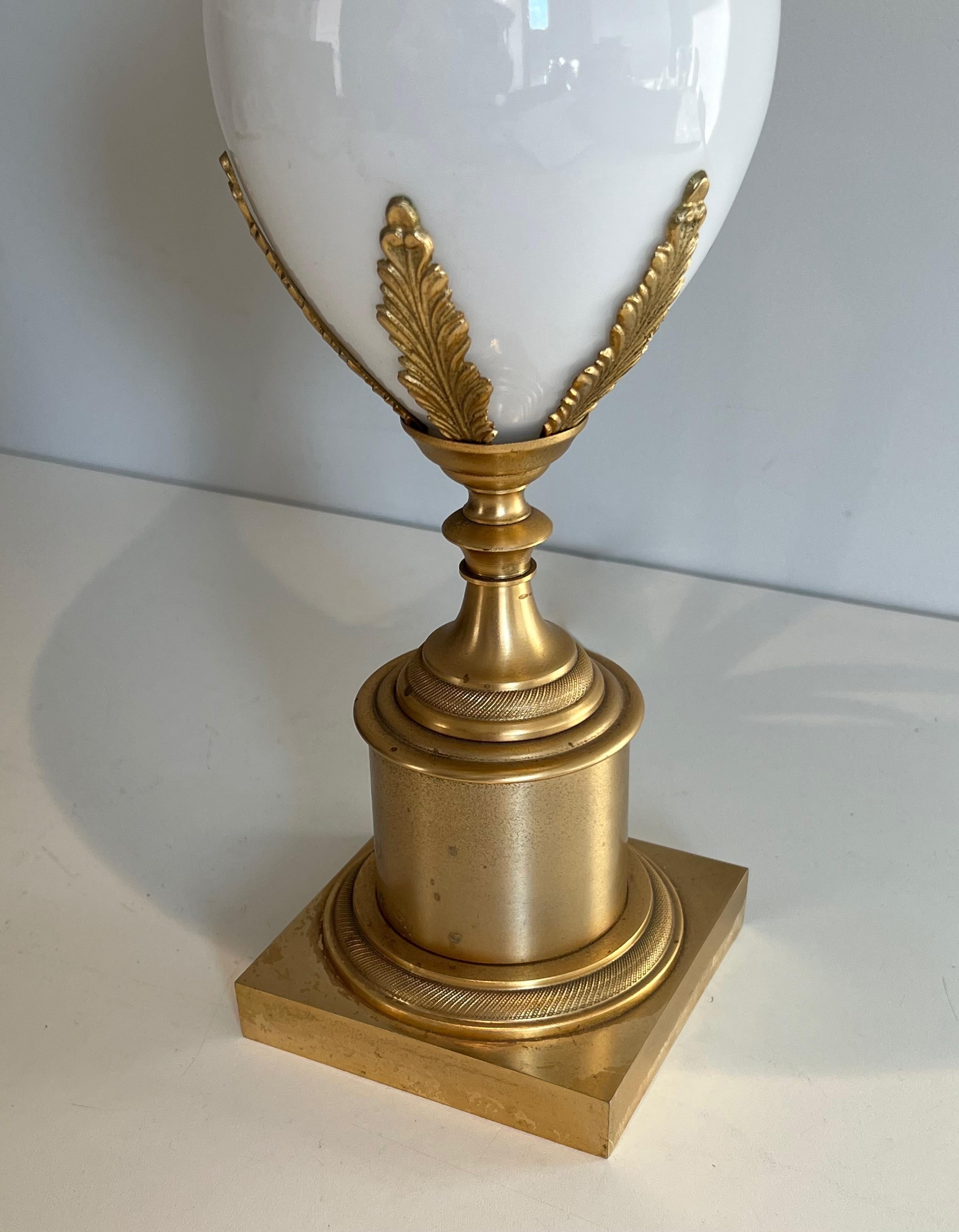Tischlampe aus vergoldetem Nickel und weißem Opal mit Straußeneier im Stil von Maison Charles im Angebot 3