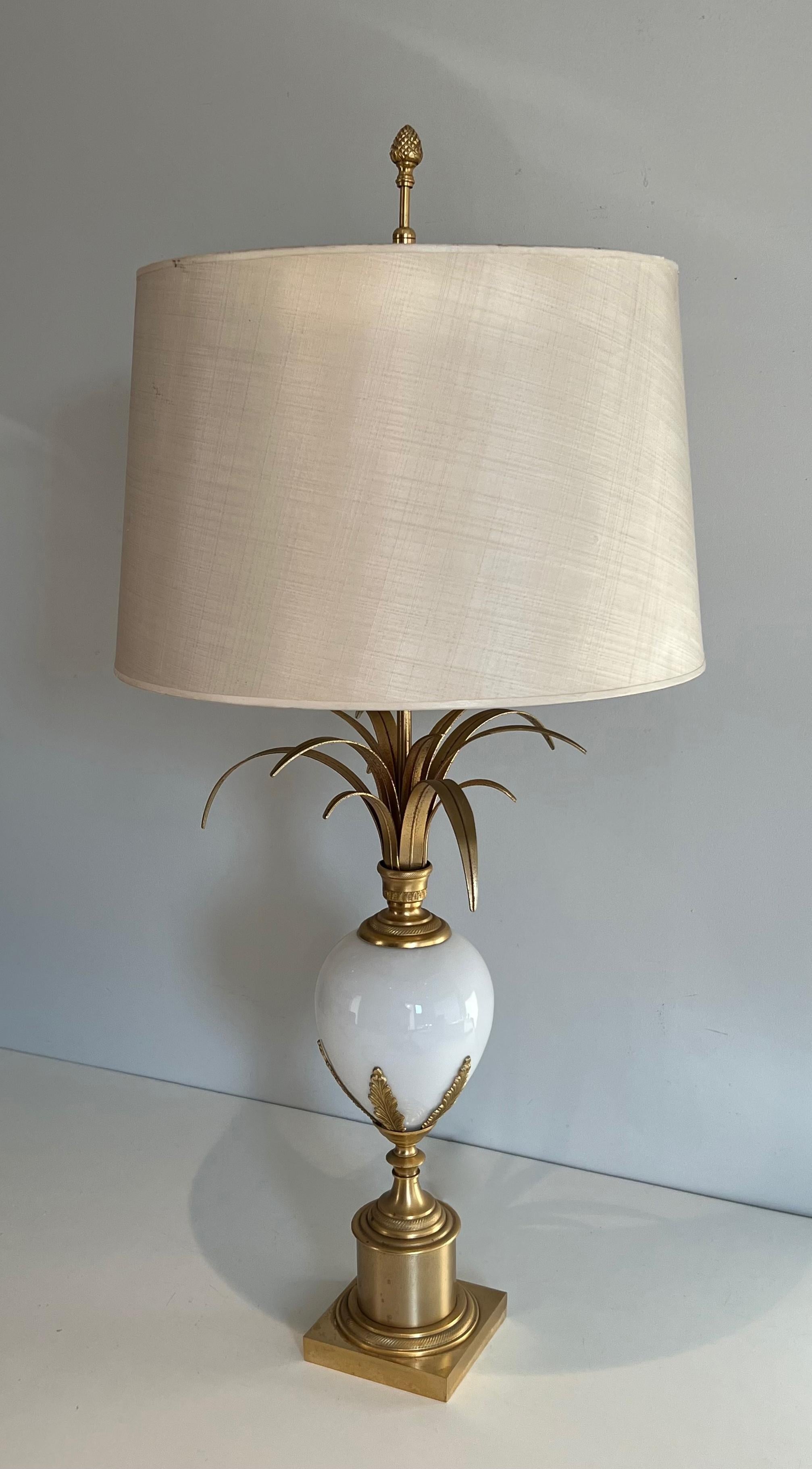 Tischlampe aus vergoldetem Nickel und weißem Opal mit Straußeneier im Stil von Maison Charles im Angebot 4