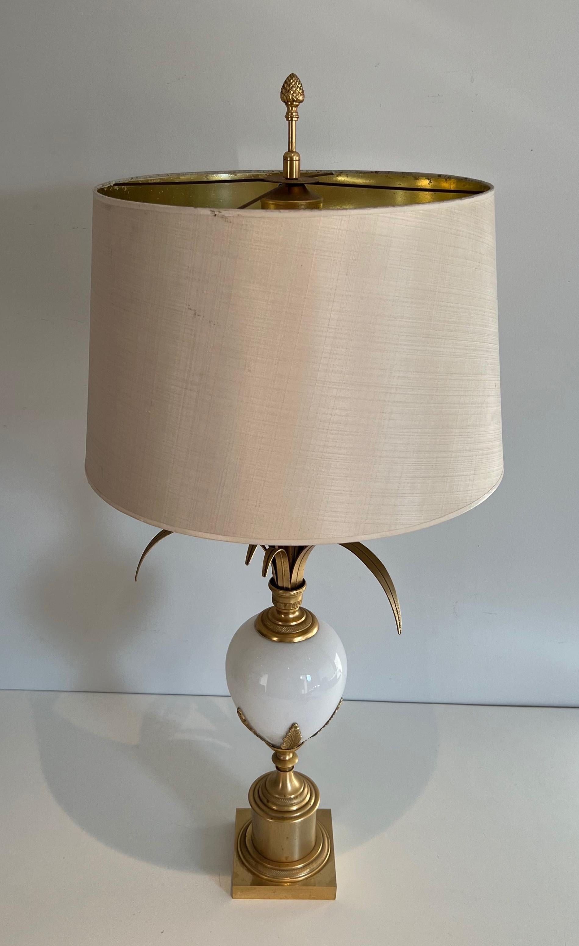Tischlampe aus vergoldetem Nickel und weißem Opal mit Straußeneier im Stil von Maison Charles im Angebot 5