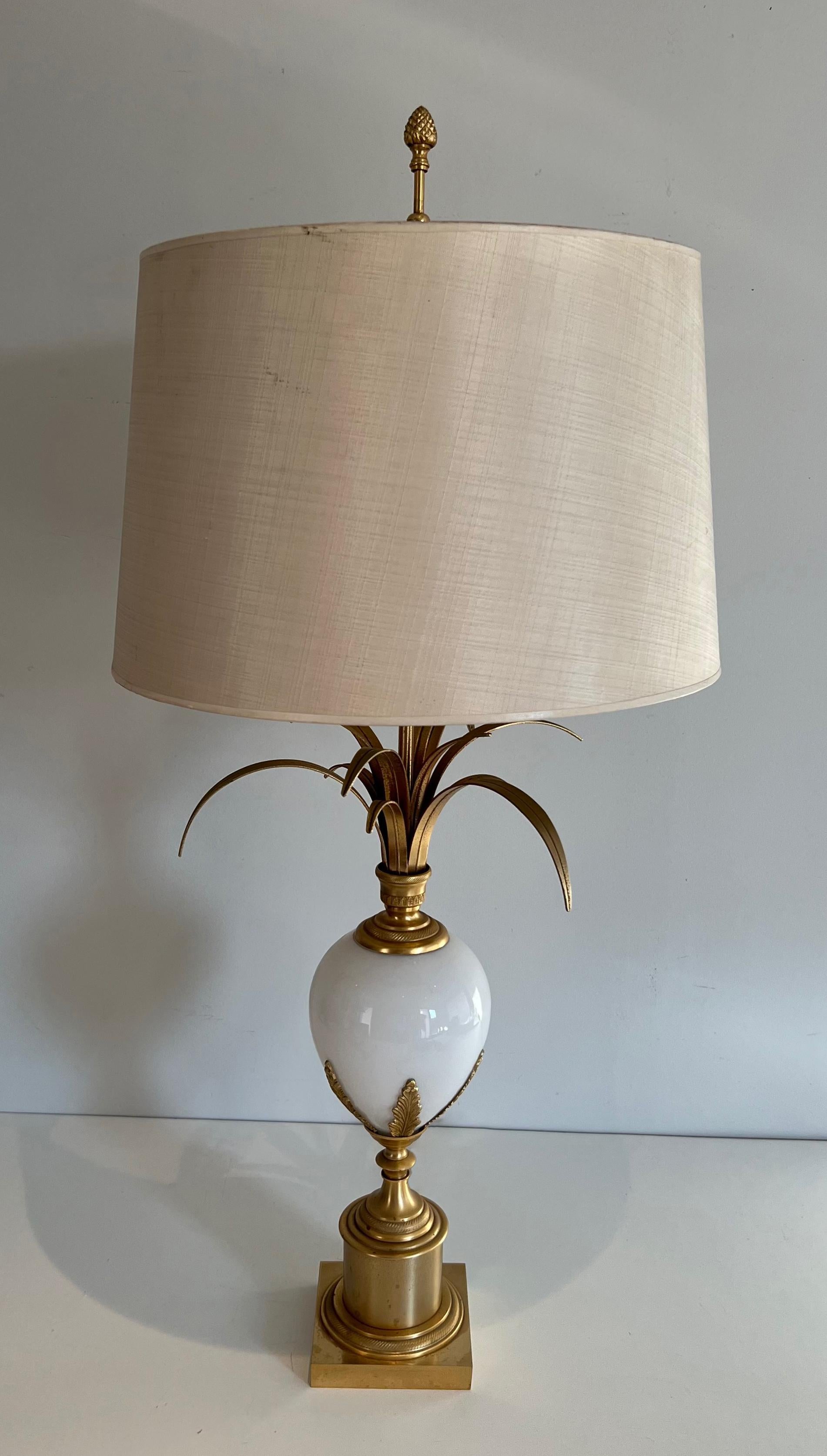 Tischlampe aus vergoldetem Nickel und weißem Opal mit Straußeneier im Stil von Maison Charles im Angebot 6