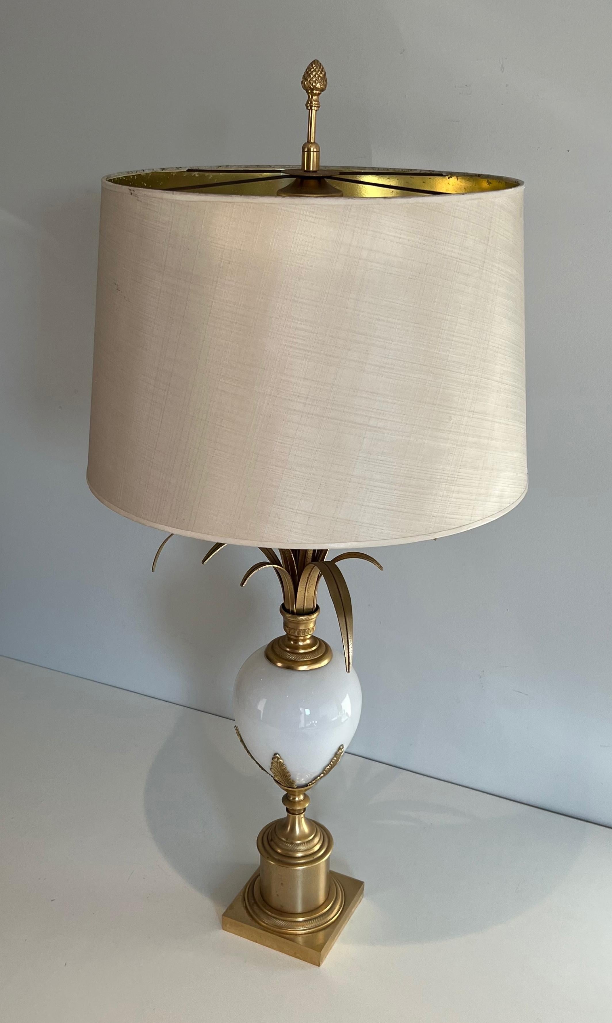Tischlampe aus vergoldetem Nickel und weißem Opal mit Straußeneier im Stil von Maison Charles im Angebot 8