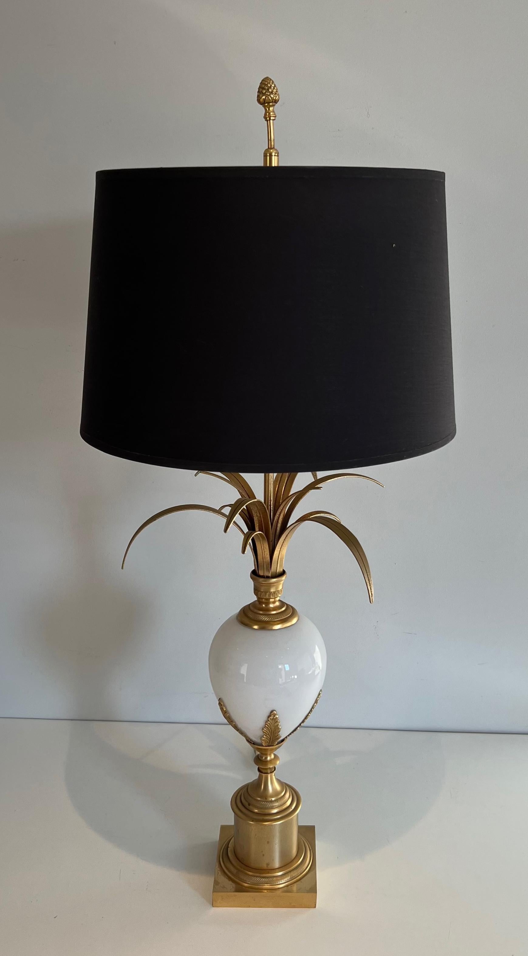 Tischlampe aus vergoldetem Nickel und weißem Straußenei. Französisches Werk im Stil von Maison Charles. CIRCA 1970
Wir können die Tischlampe von unserem Elektriker für den französischen Gebrauch umverdrahten lassen, aber die Verdrahtung muss für