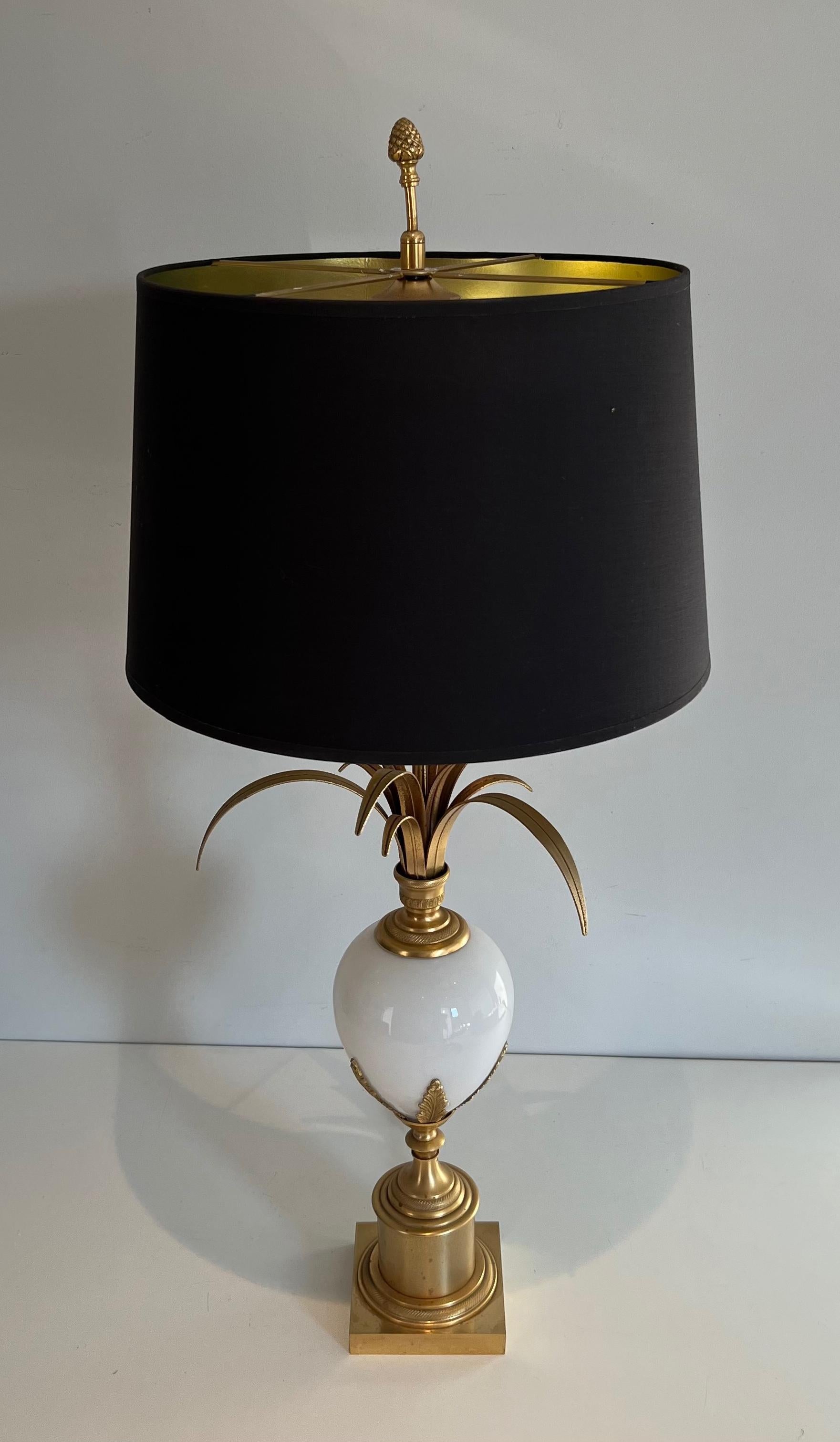 Tischlampe aus vergoldetem Nickel und weißem Opal mit Straußeneier im Stil von Maison Charles (Neoklassisch) im Angebot