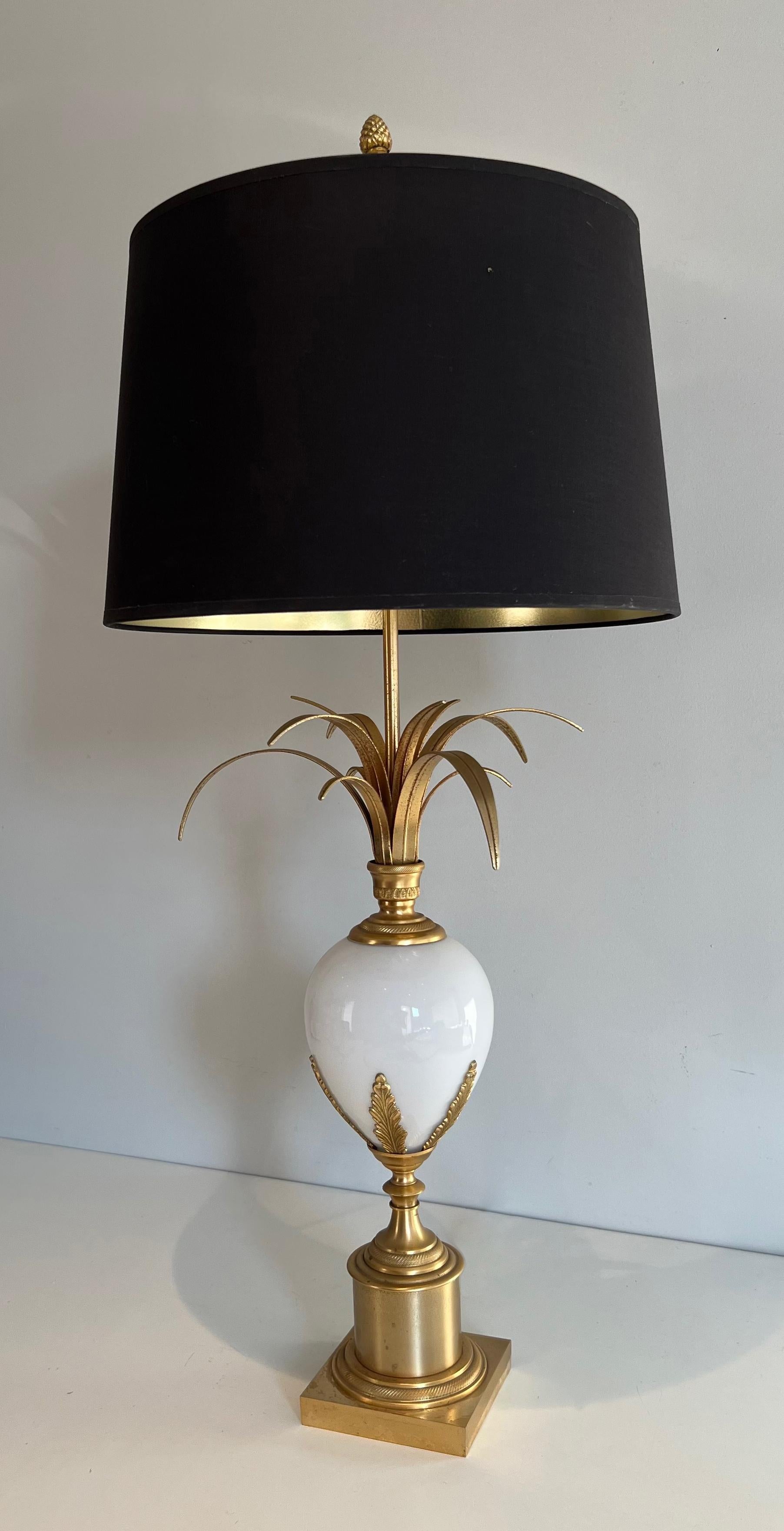 Tischlampe aus vergoldetem Nickel und weißem Opal mit Straußeneier im Stil von Maison Charles (Französisch) im Angebot
