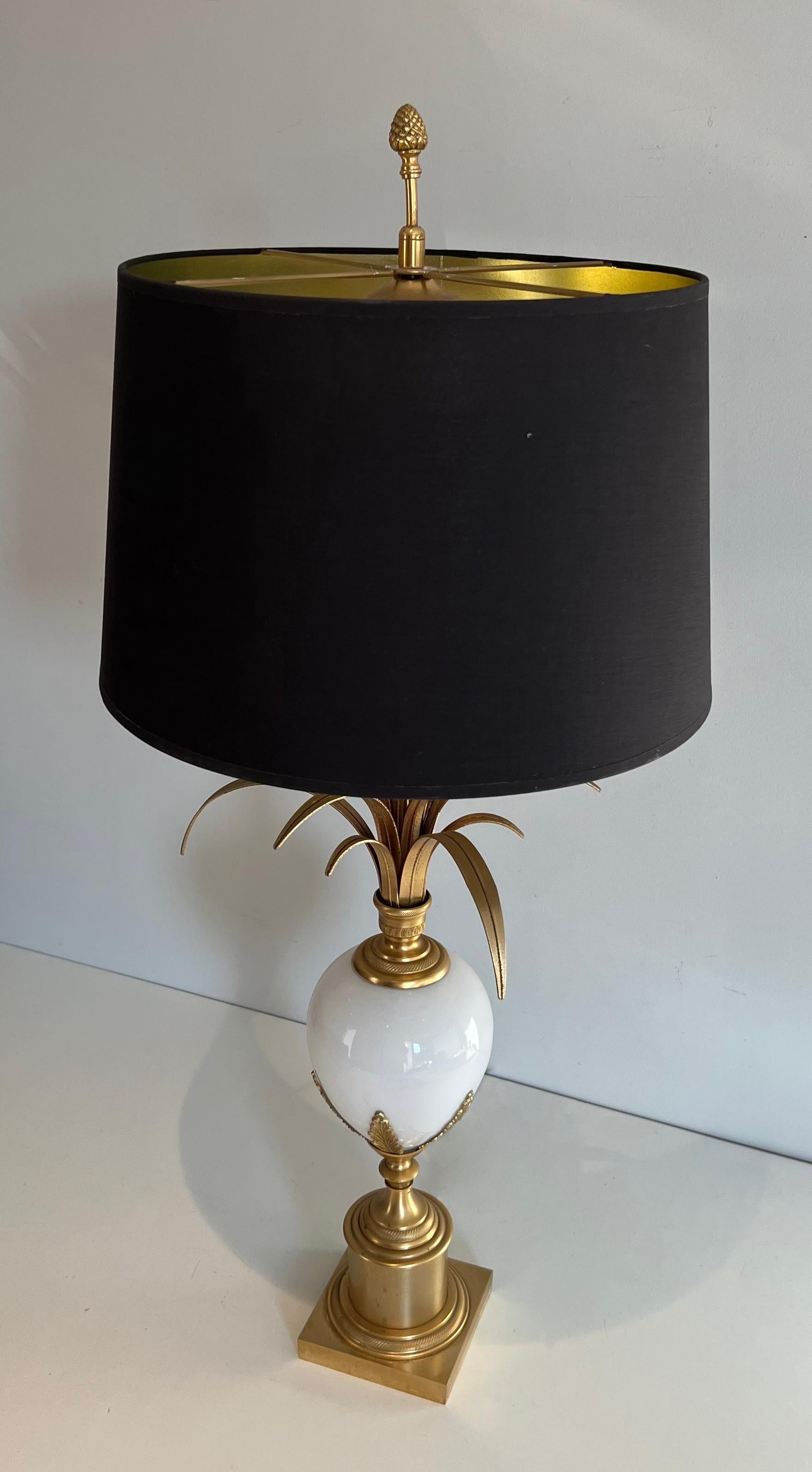 Tischlampe aus vergoldetem Nickel und weißem Opal mit Straußeneier im Stil von Maison Charles (Vergoldet) im Angebot