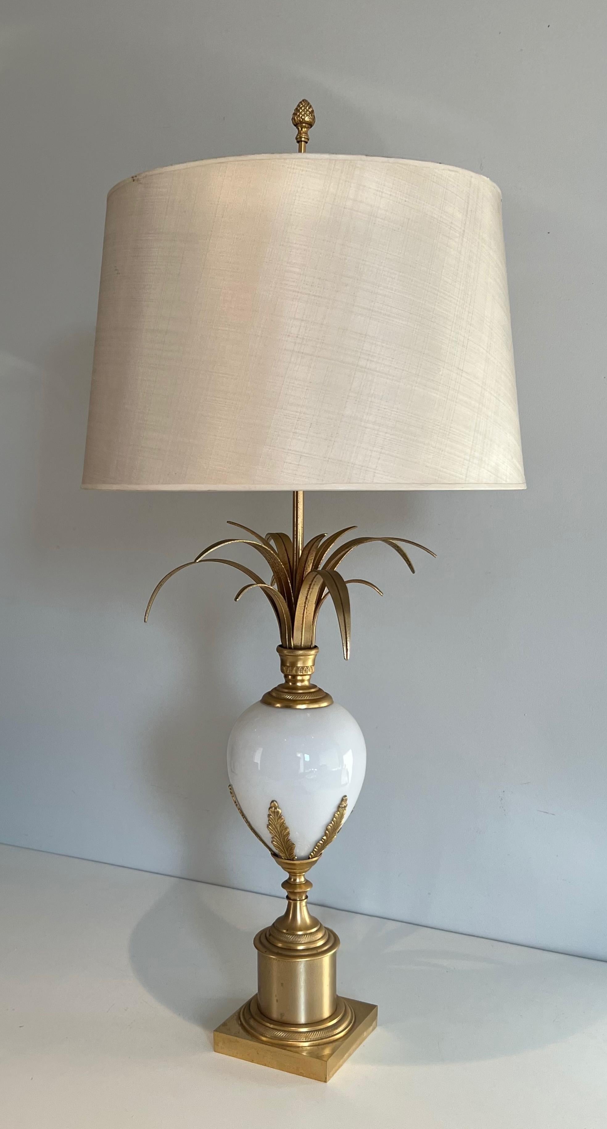 Tischlampe aus vergoldetem Nickel und weißem Opal mit Straußeneier im Stil von Maison Charles im Zustand „Gut“ im Angebot in Marcq-en-Barœul, Hauts-de-France