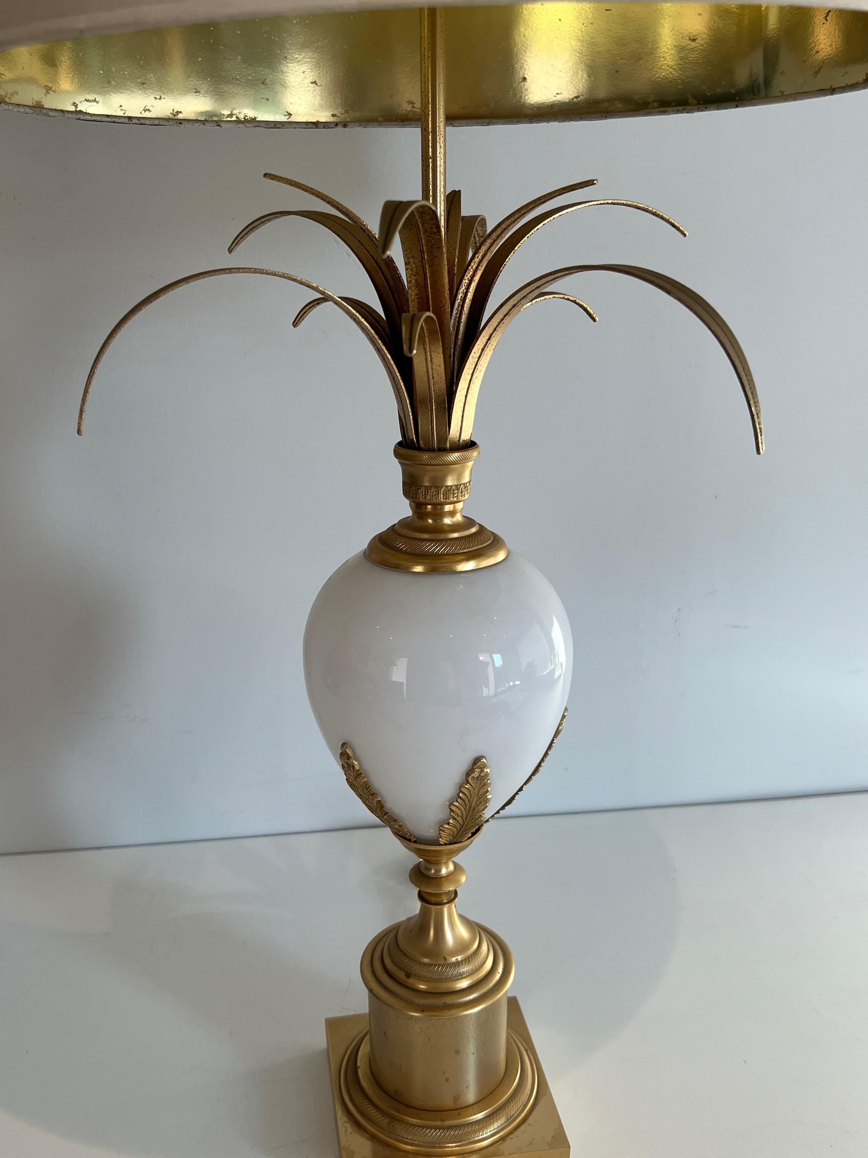 Tischlampe aus vergoldetem Nickel und weißem Opal mit Straußeneier im Stil von Maison Charles (Metall) im Angebot