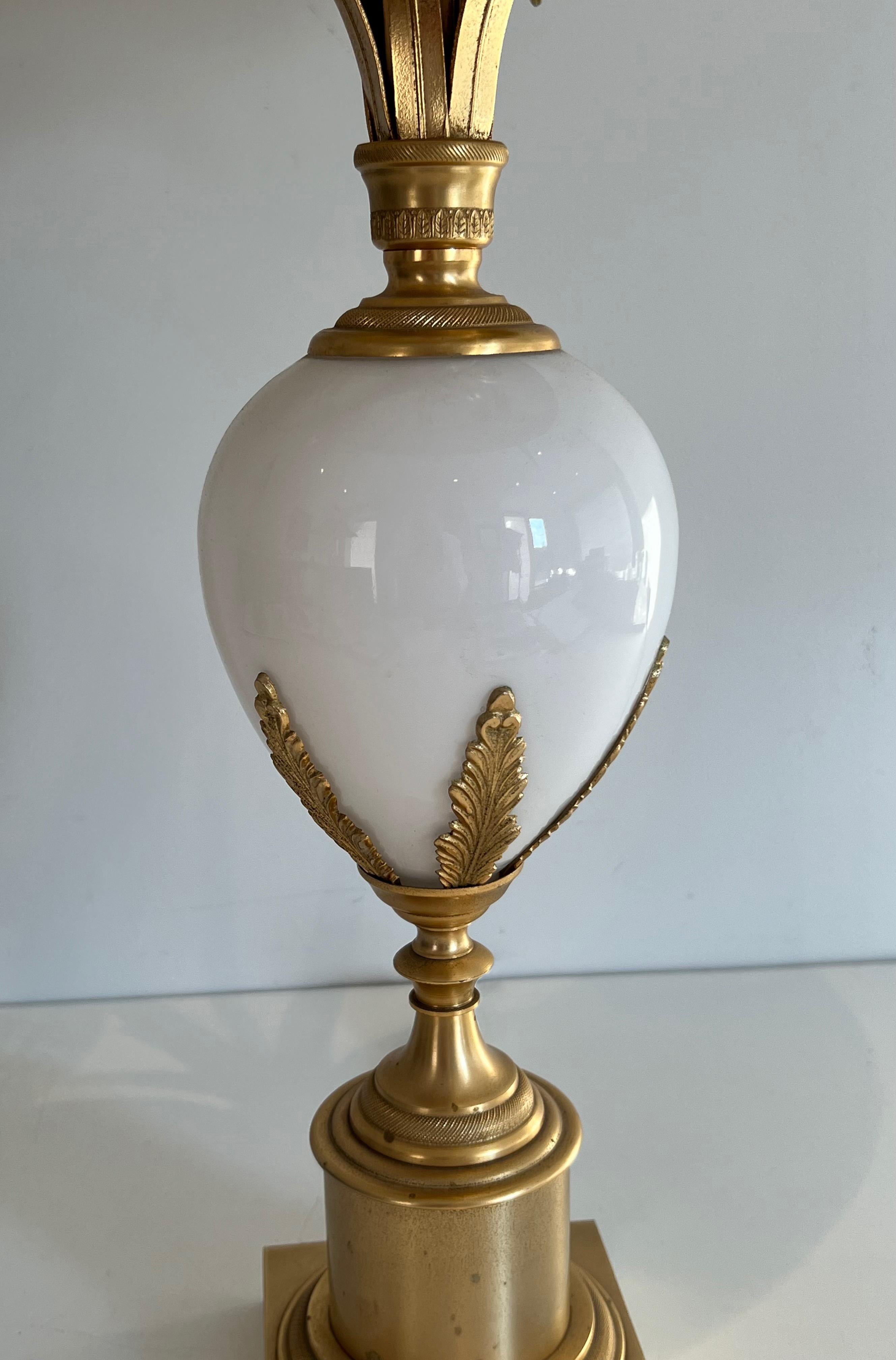 Tischlampe aus vergoldetem Nickel und weißem Opal mit Straußeneier im Stil von Maison Charles im Angebot 1