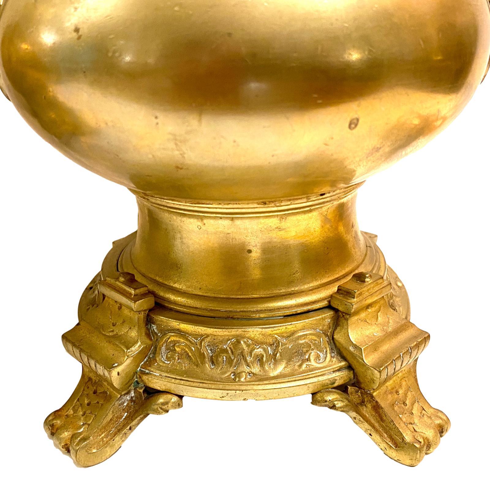Paire de lampes anciennes circa 1900 néoclassiques françaises en bronze doré avec finition d'origine.

