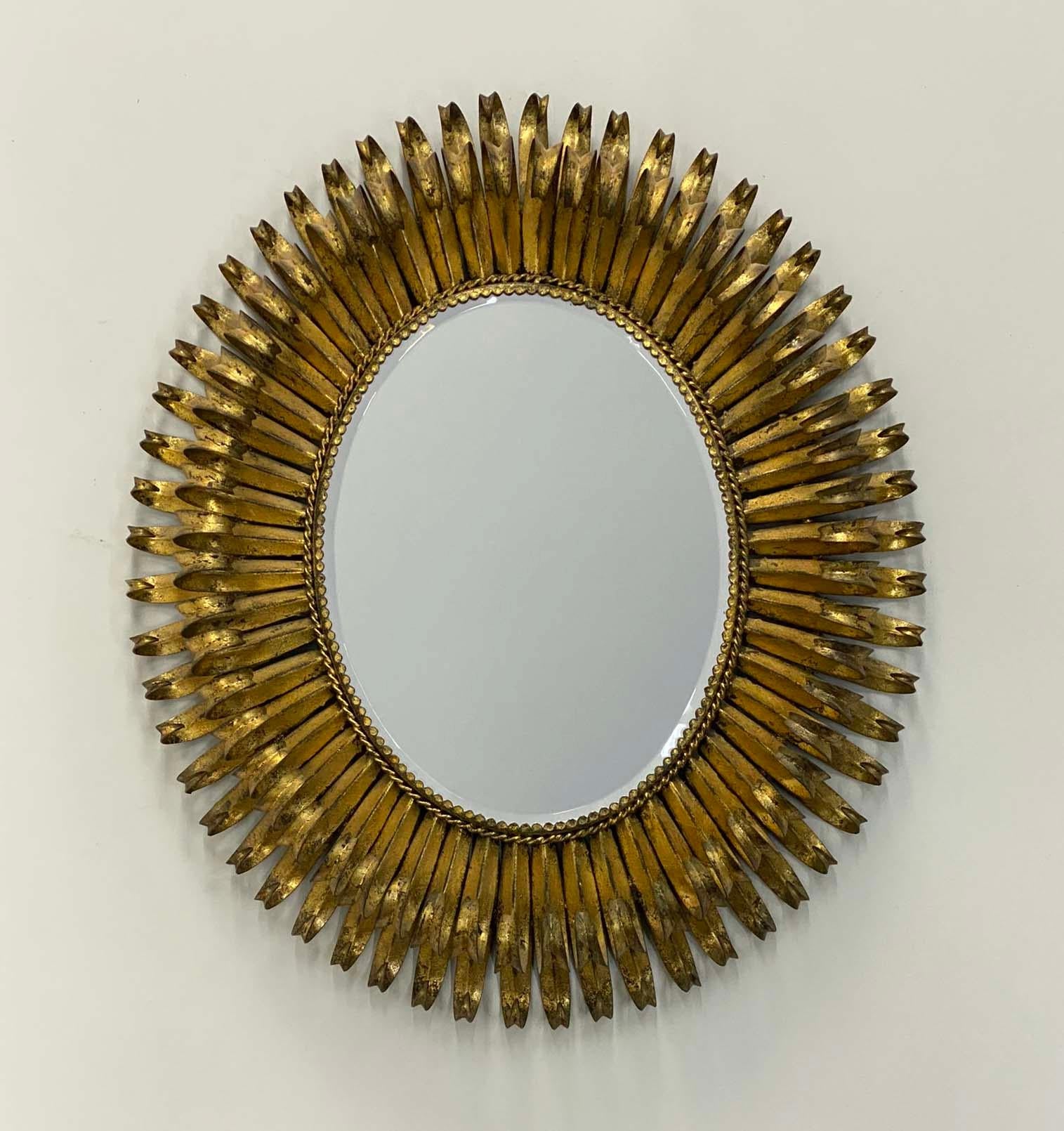 Voici un double miroir à cils très décoratif en métal courbé avec une finition dorée vieillie. Nous avons déjà eu ce miroir dans d'autres tailles, y compris un miroir ovale plus petit. Cependant, il s'agit de la plus grande des tailles ovales,