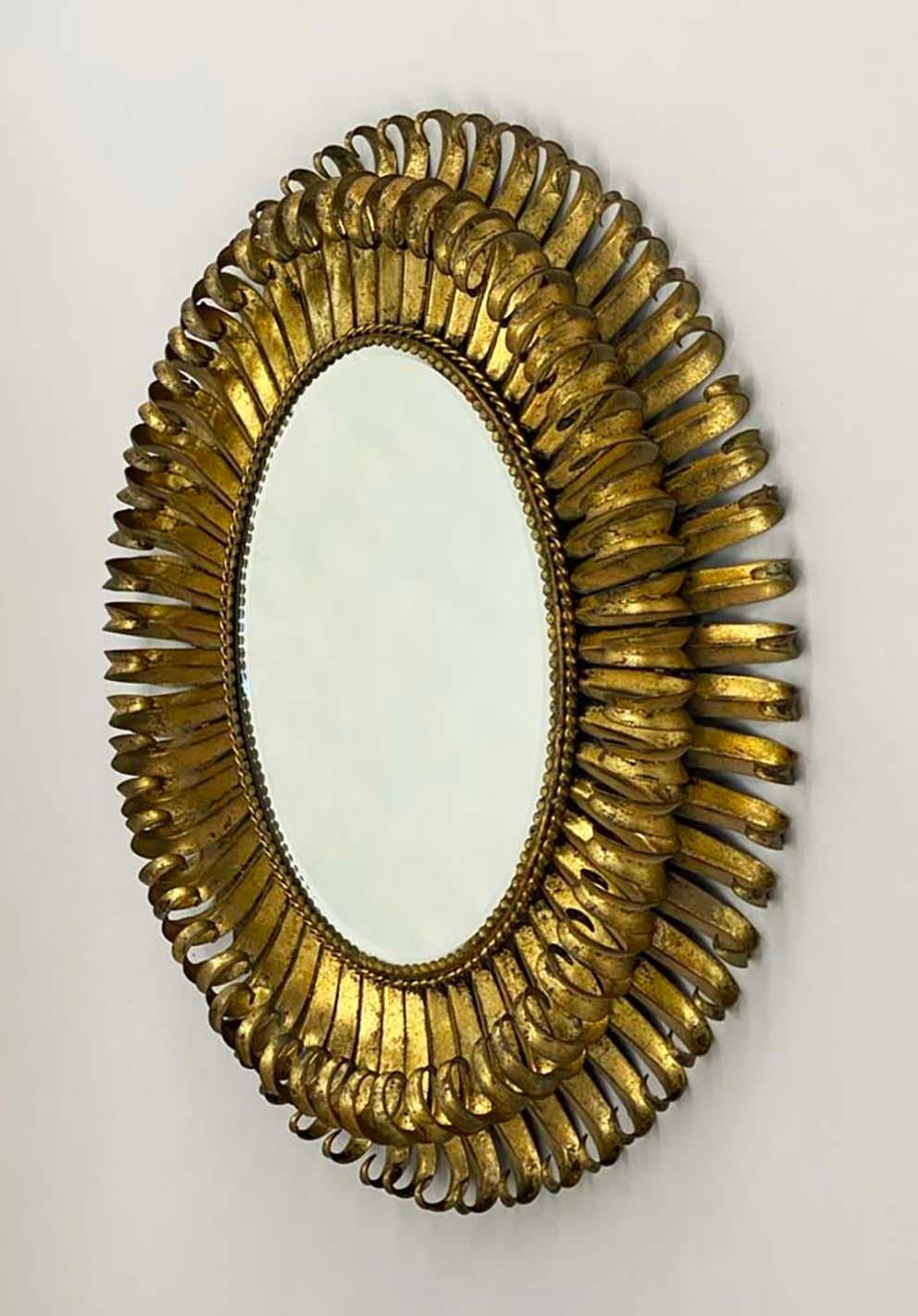 Mid-Century Modern Miroir à cils ovale en métal doré avec biseau en vente
