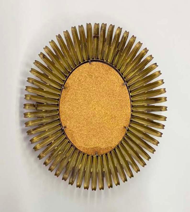 Espagnol Miroir à cils ovale en métal doré avec biseau en vente