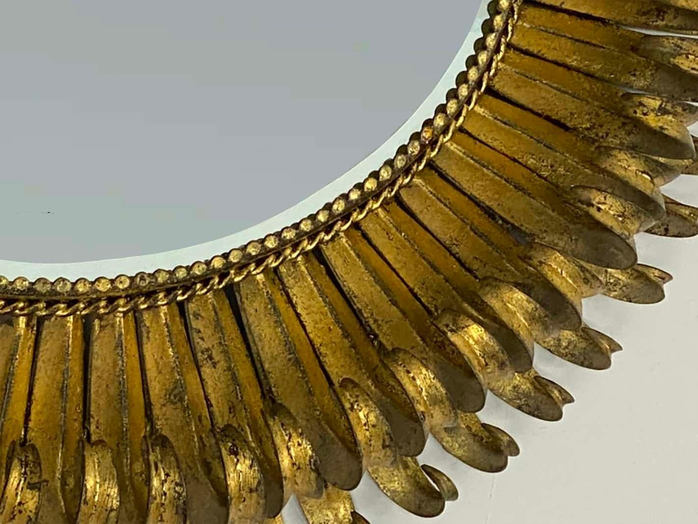Miroir à cils ovale en métal doré avec biseau Bon état - En vente à Minneapolis, MN