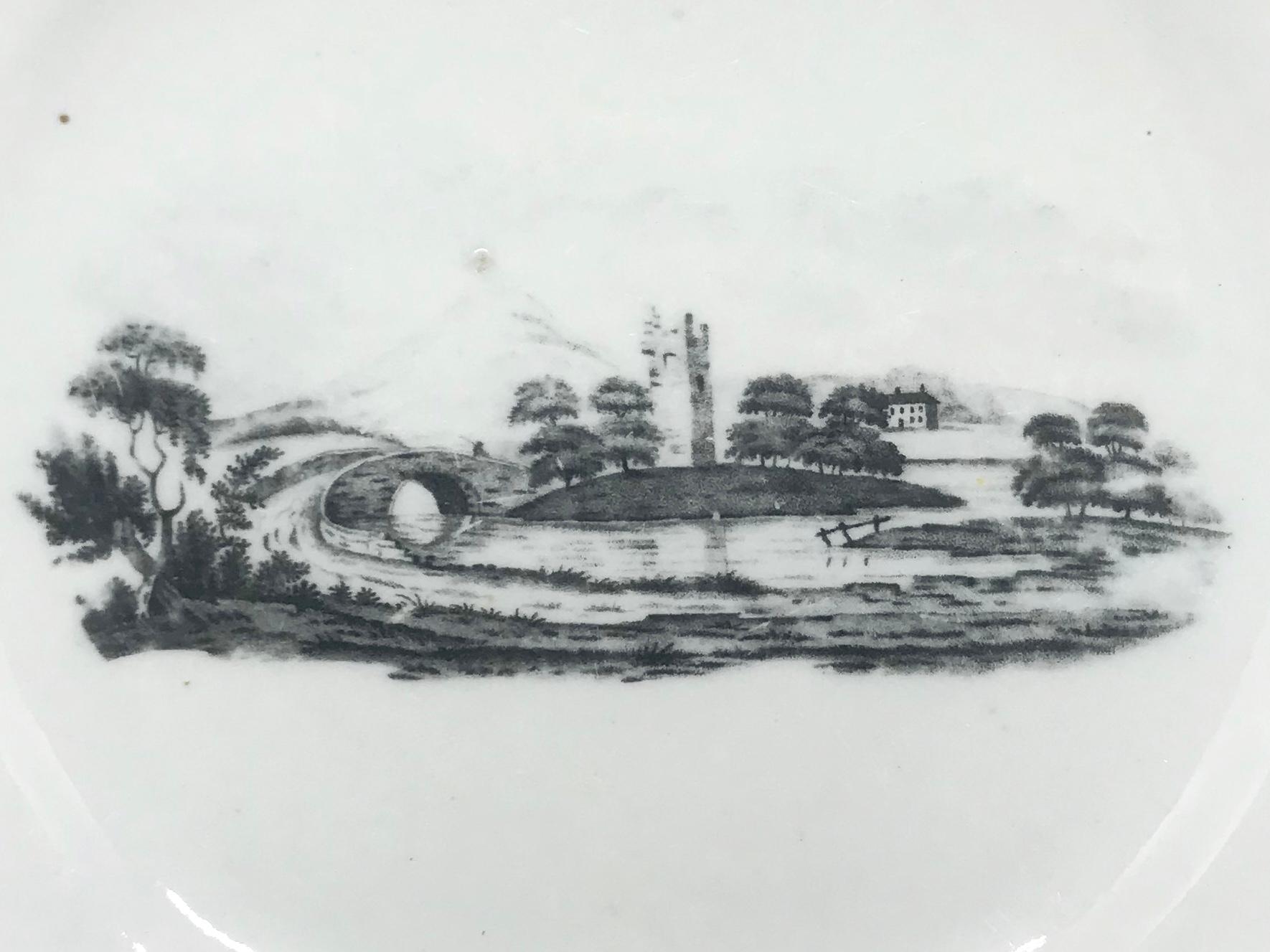 Assiette à tuteur noir et blanc peinte en doré. Bande dorée encadrant un paysage en grisaille Assiette en porcelaine Tucker ; assiette similaire dans la collection du Musée de Philadelphie. Fabriqué à Philadelphie vers 1830. États-Unis, premier