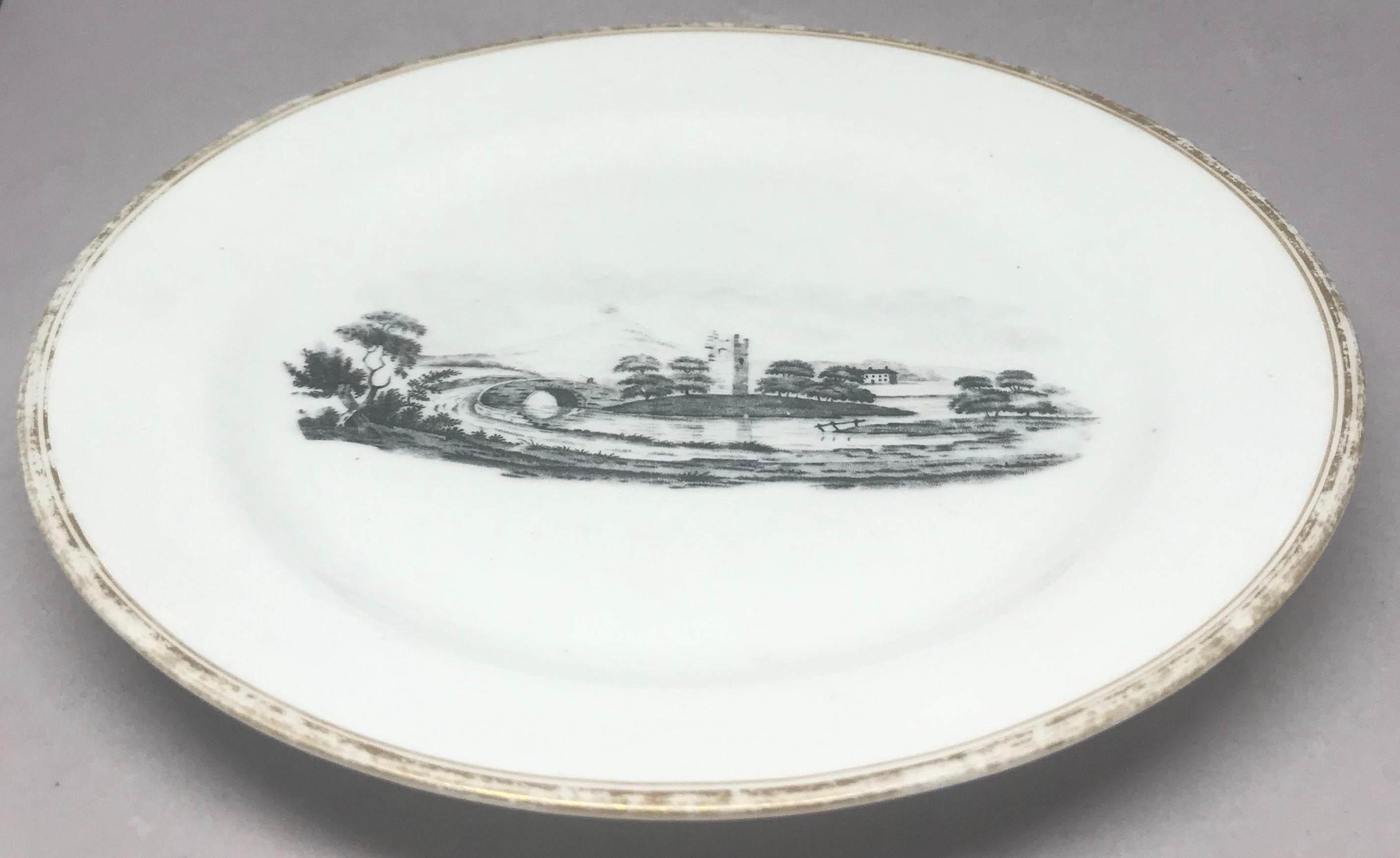 Assiette creuse noire et blanche peinte et dorée Bon état à New York, NY