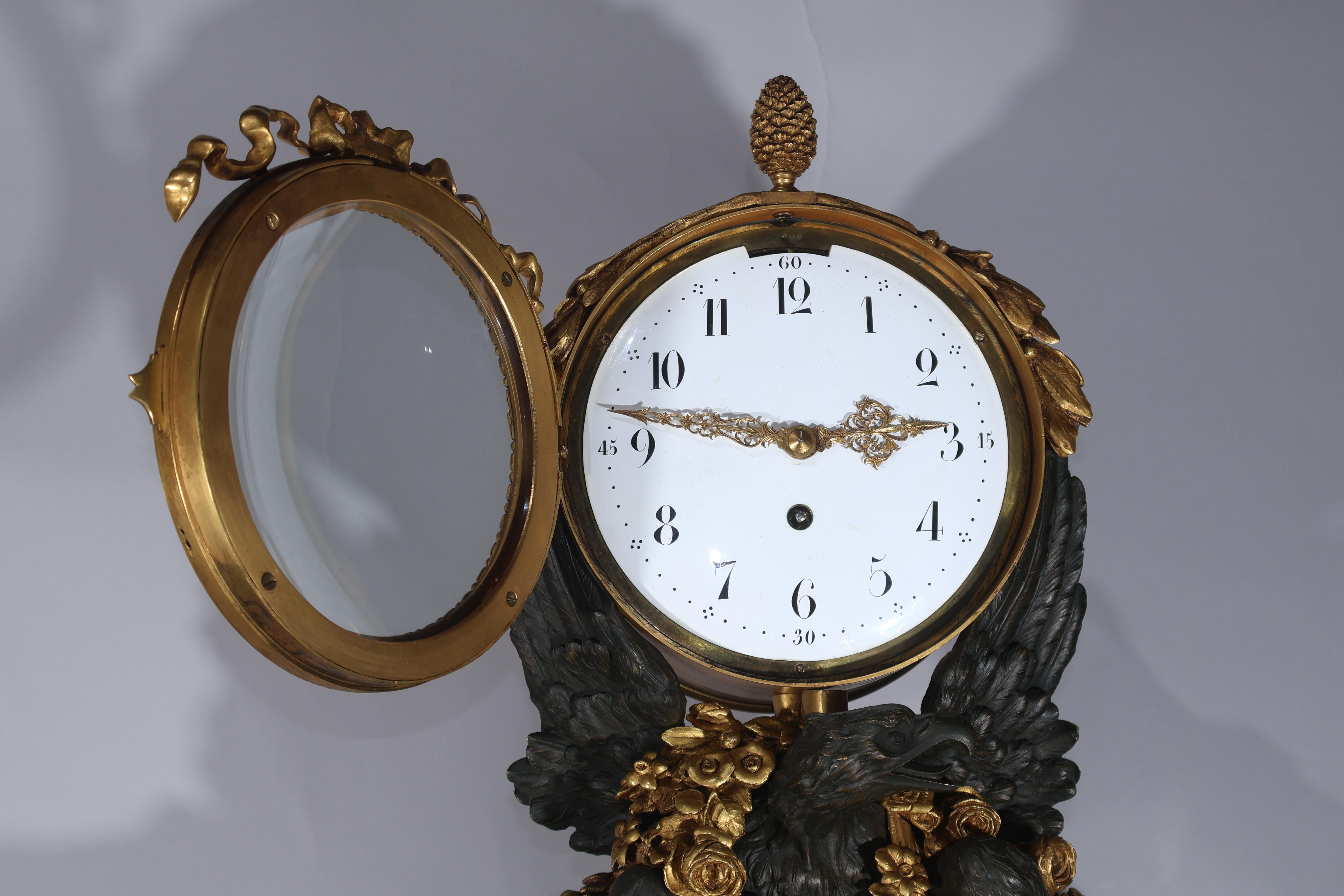 Horloge en bronze doré et patiné avec aigle en vente 2