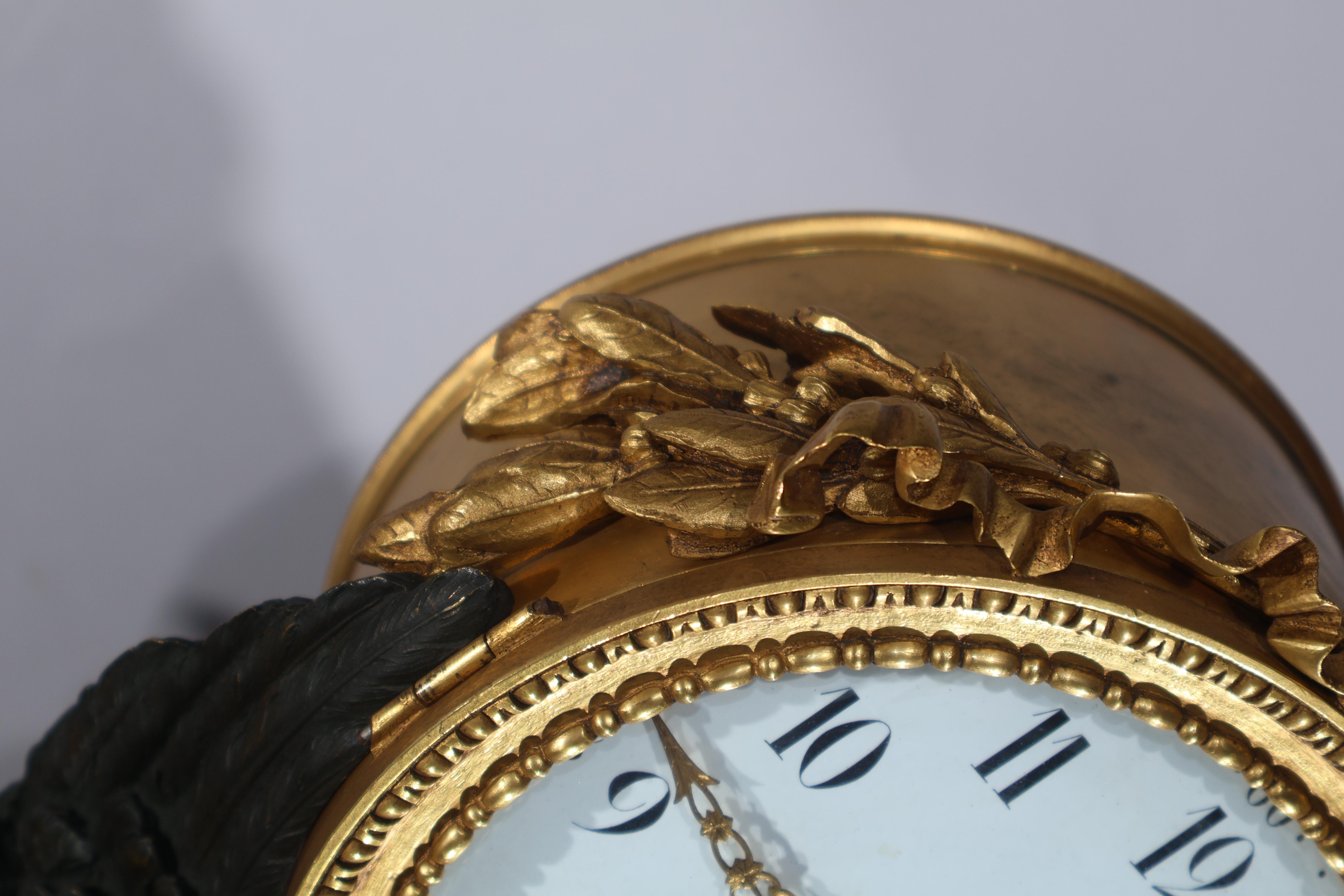 Horloge en bronze doré et patiné avec aigle en vente 3