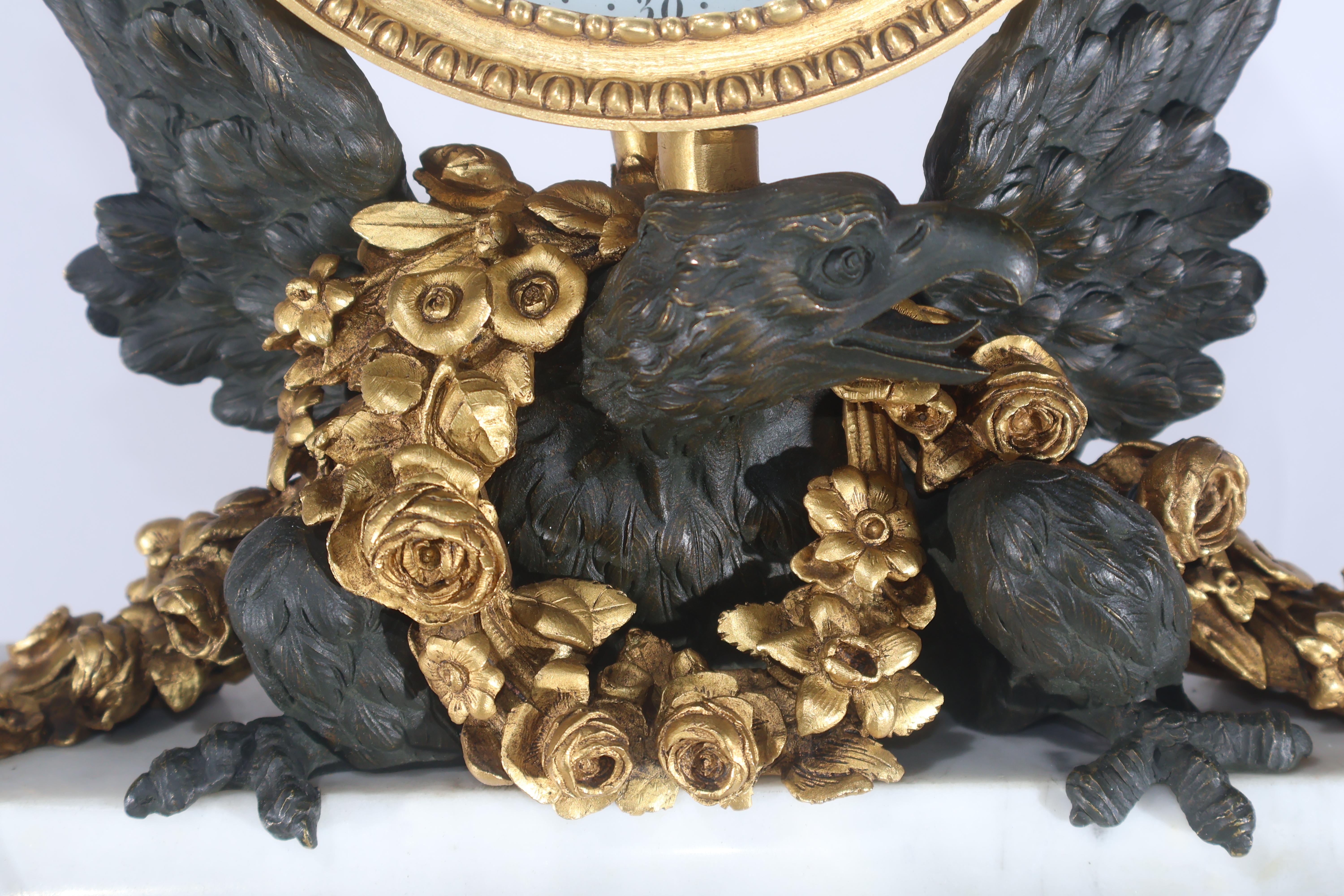 Horloge en bronze doré et patiné avec aigle en vente 5