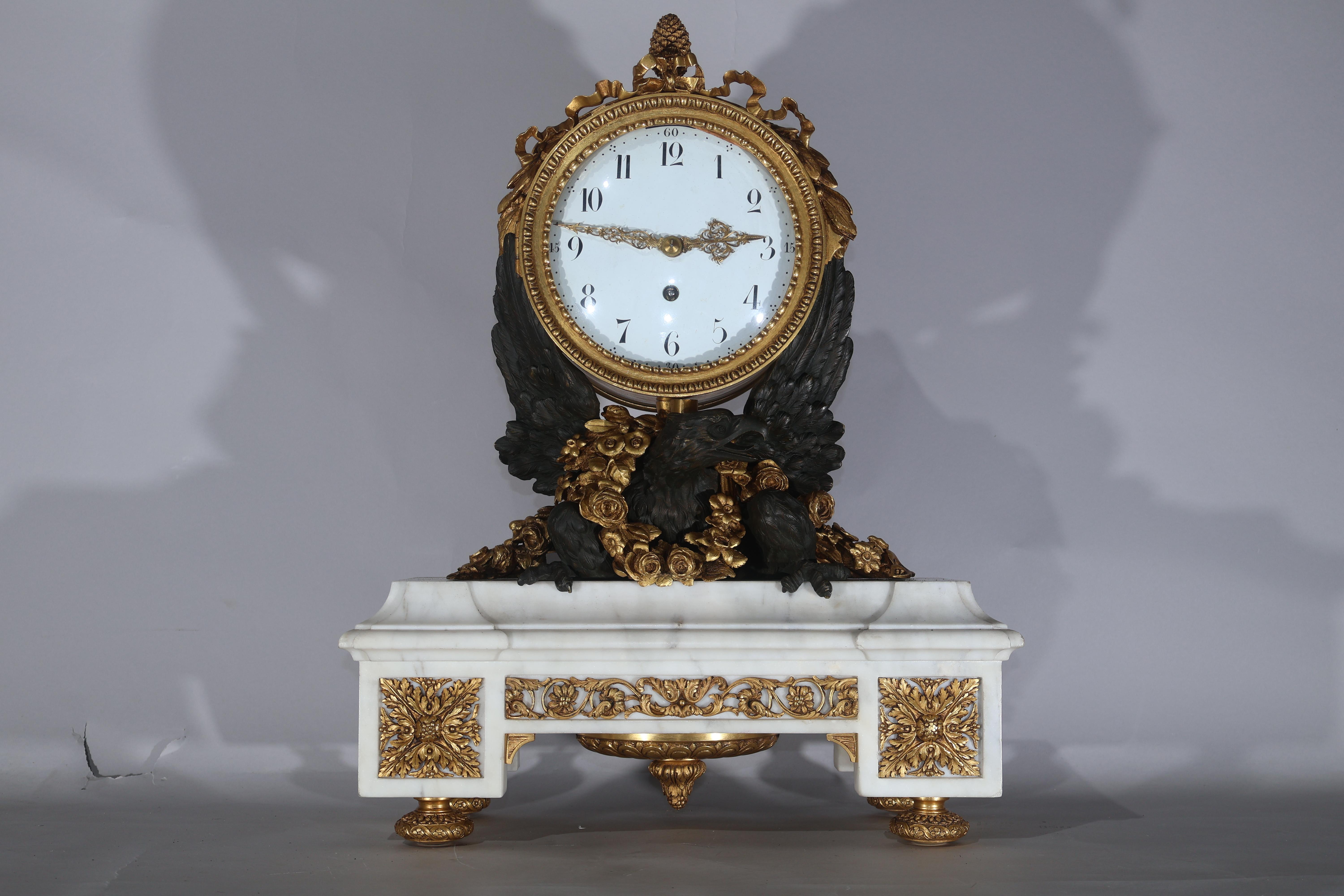 Horloge en bronze doré et patiné avec aigle en vente 9