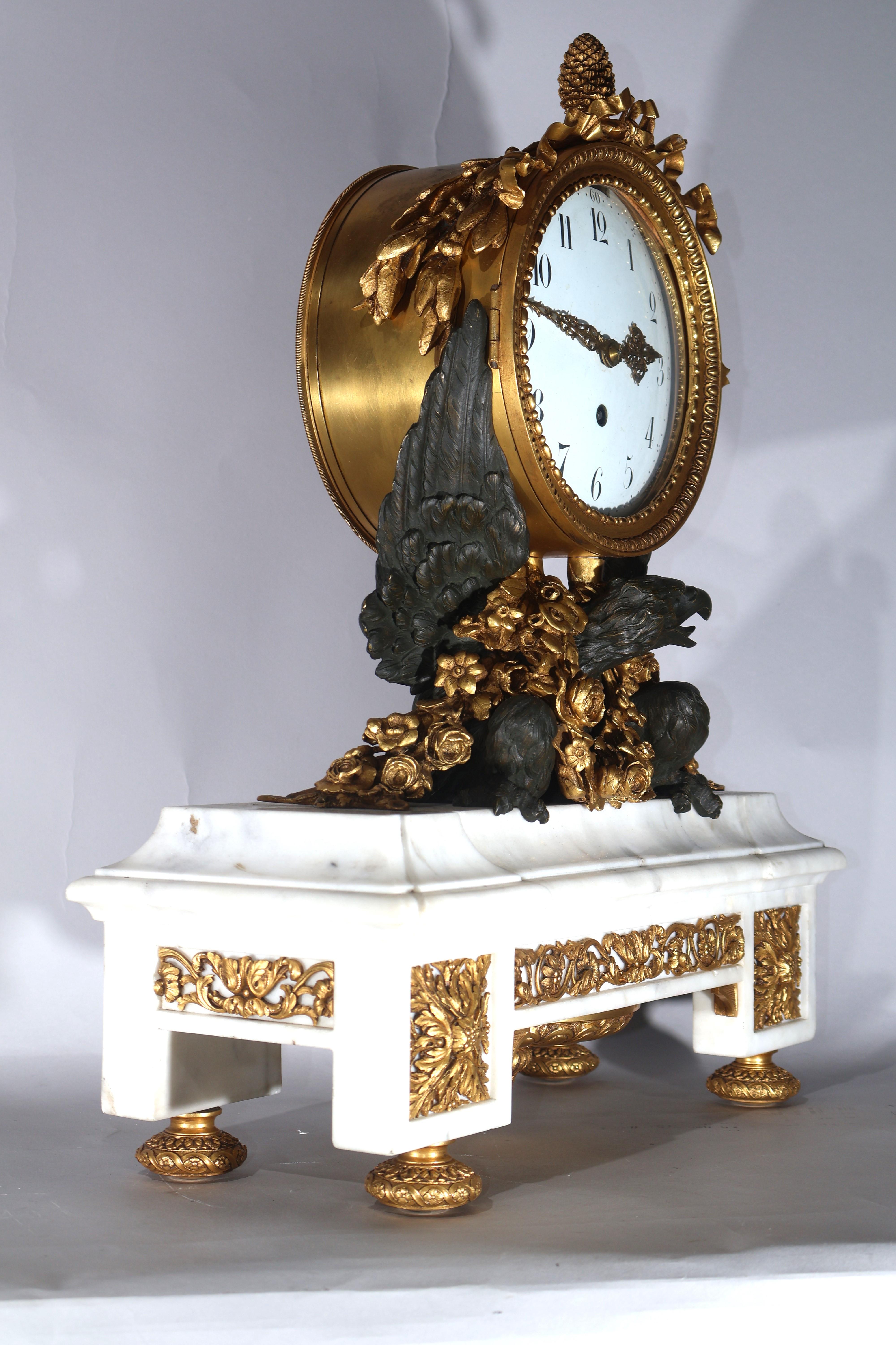 Louis XVI Horloge en bronze doré et patiné avec aigle en vente