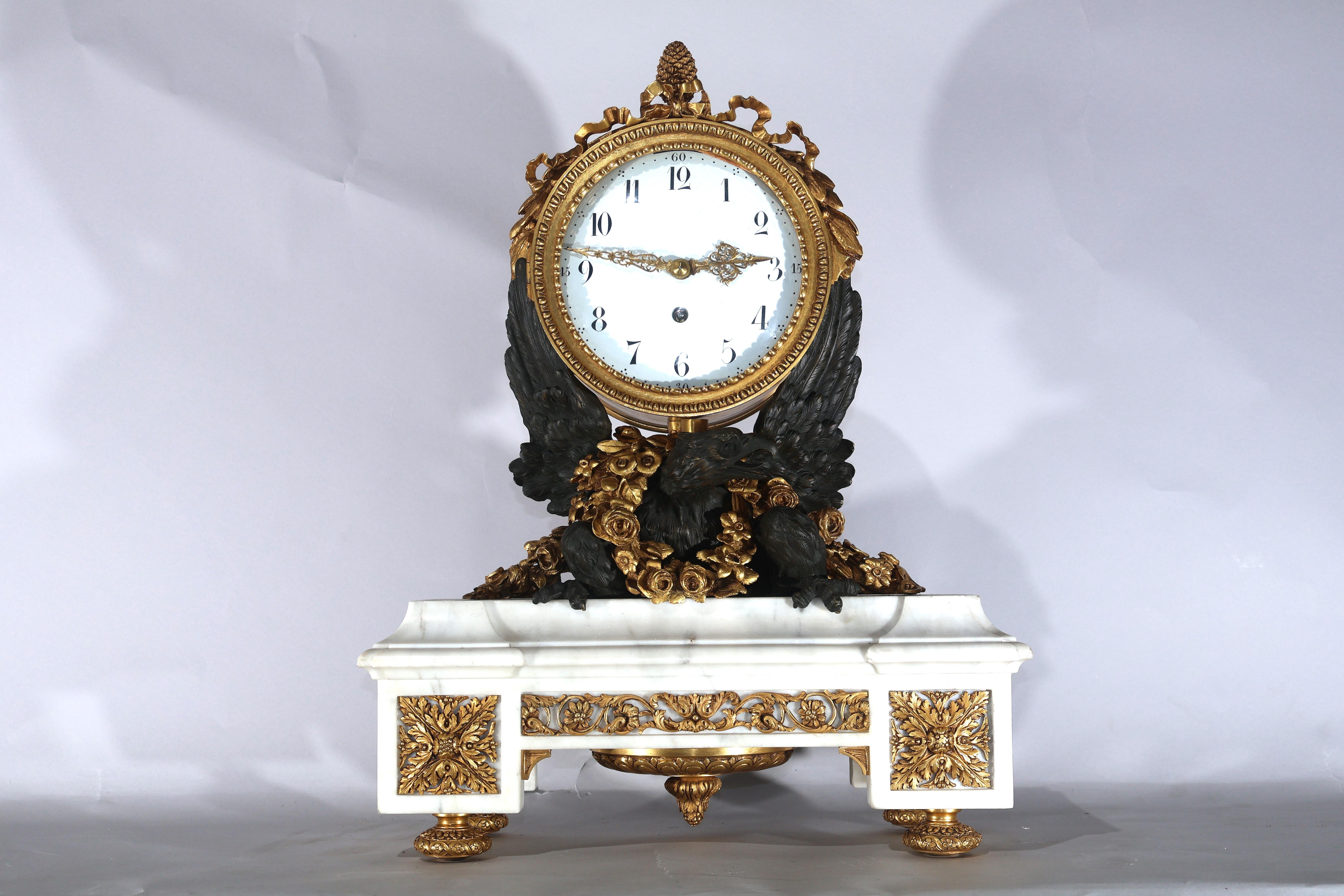 Patiné Horloge en bronze doré et patiné avec aigle en vente