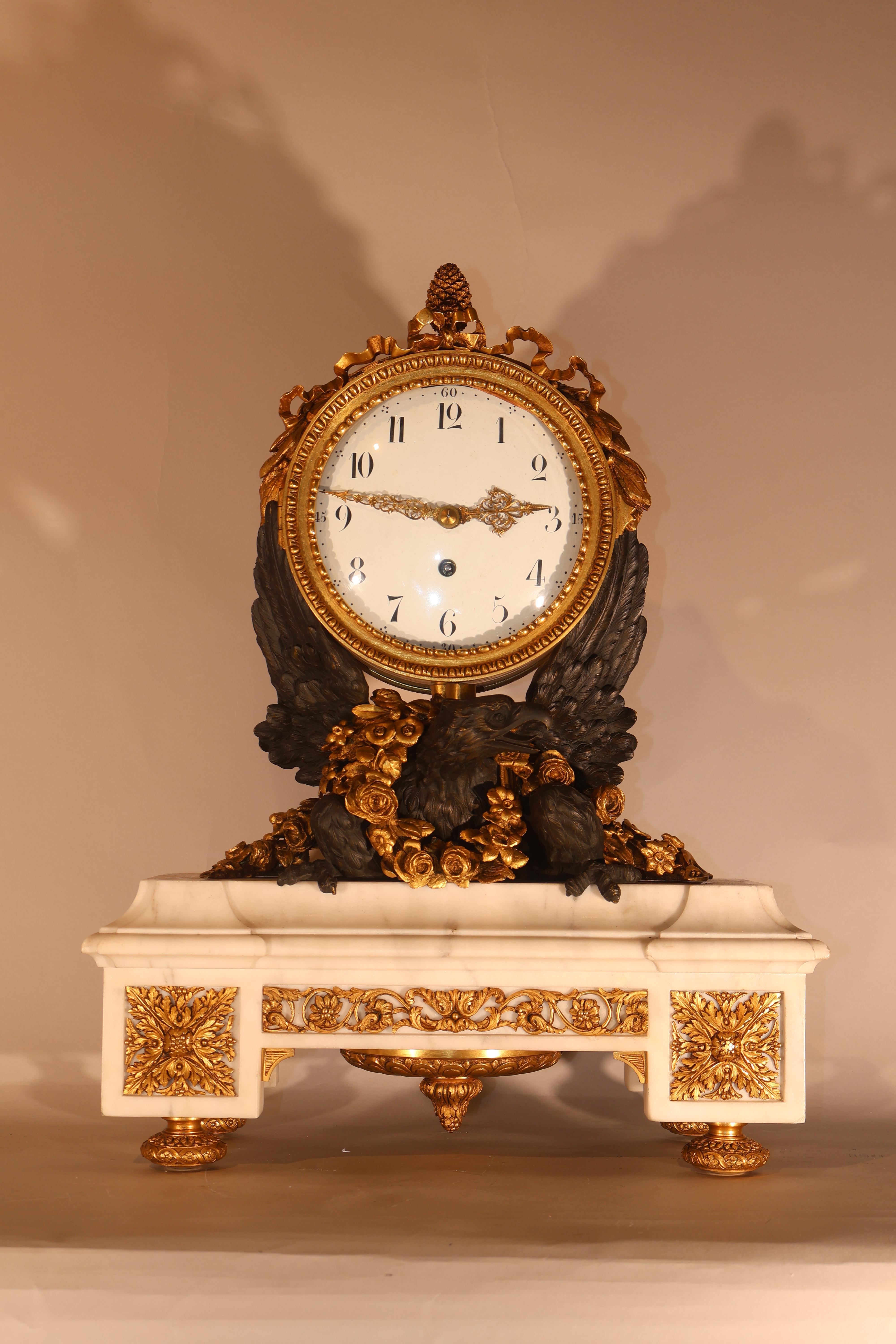Bronze Horloge en bronze doré et patiné avec aigle en vente
