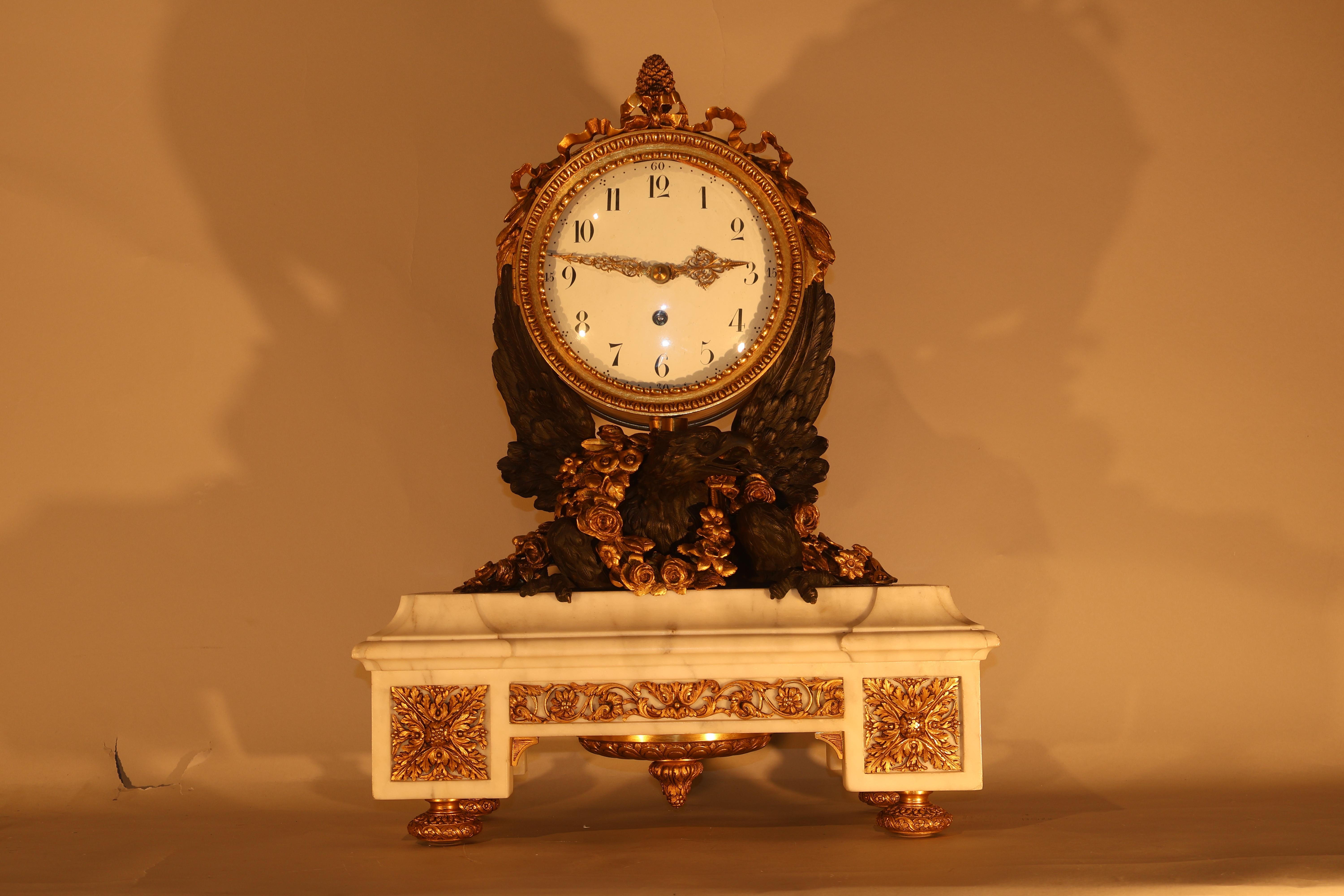 Horloge en bronze doré et patiné avec aigle en vente 1