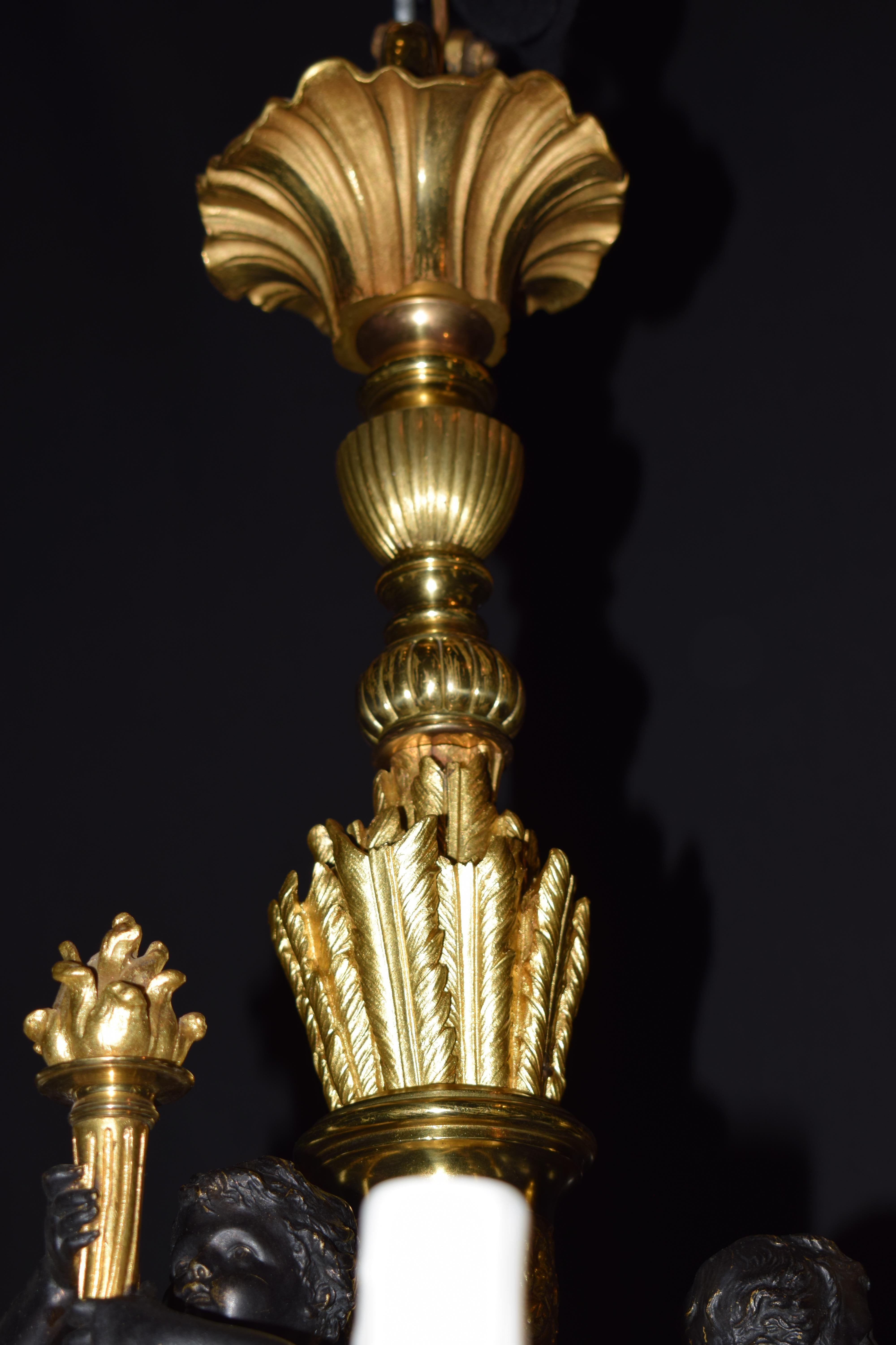 Kronleuchter aus vergoldeter und patinierter Bronze im Louis-XVI-Stil im Angebot 8