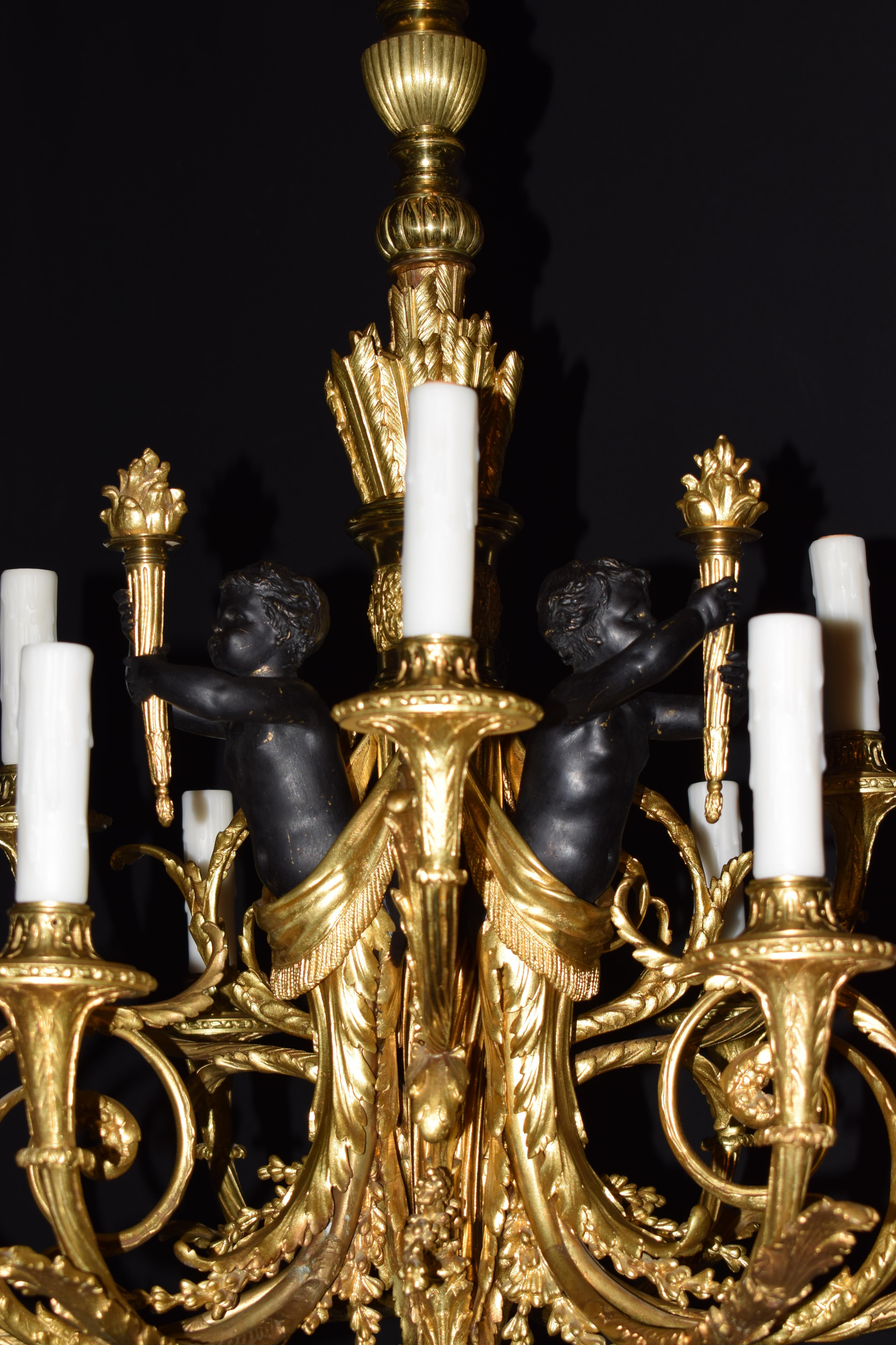 Lustre de style Louis XVI en bronze doré et patiné. La tige centrale représentant un carquois délivrant des bras en forme de 