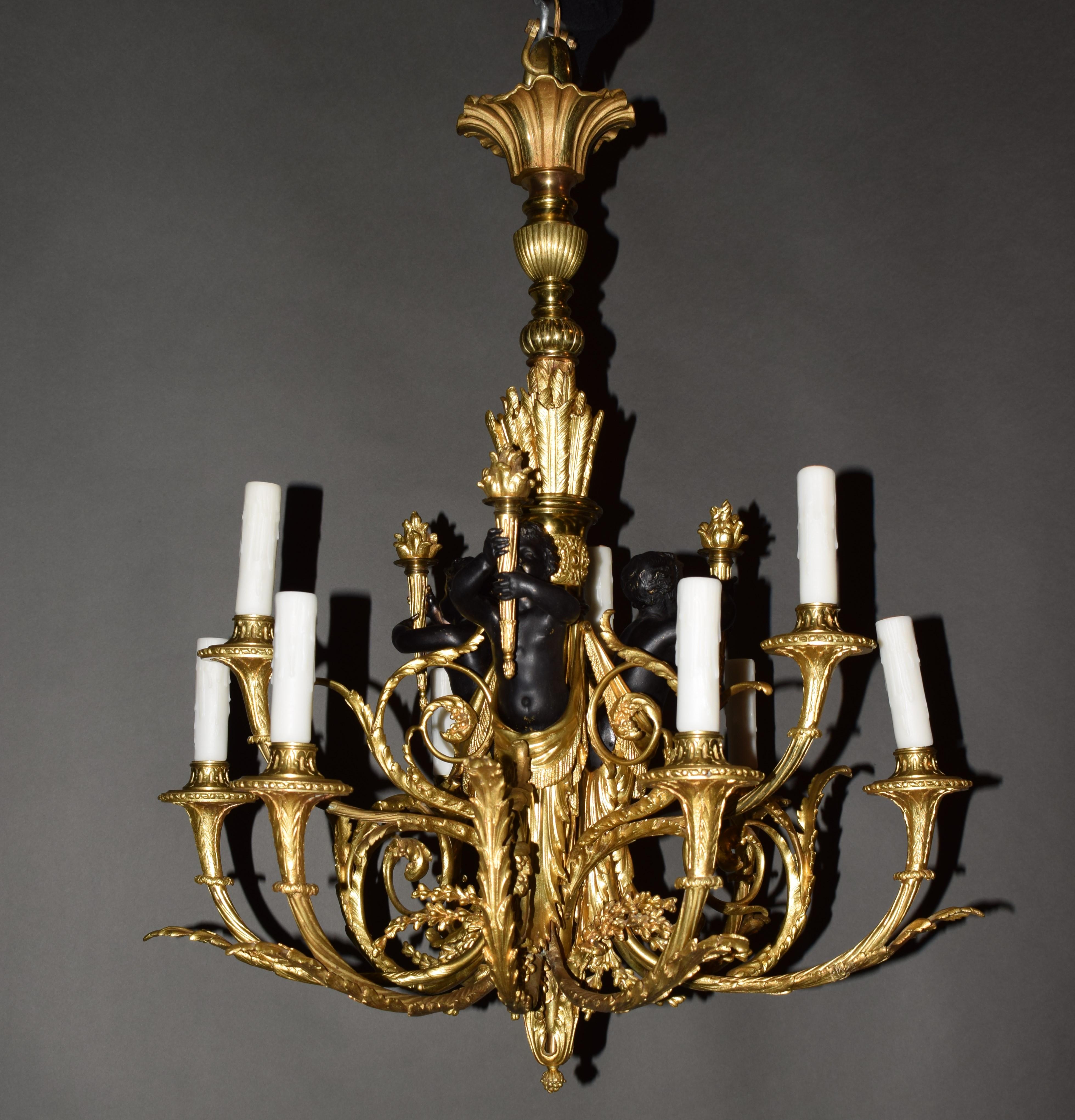 Français Lustre de style Louis XVI en bronze doré et patiné en vente