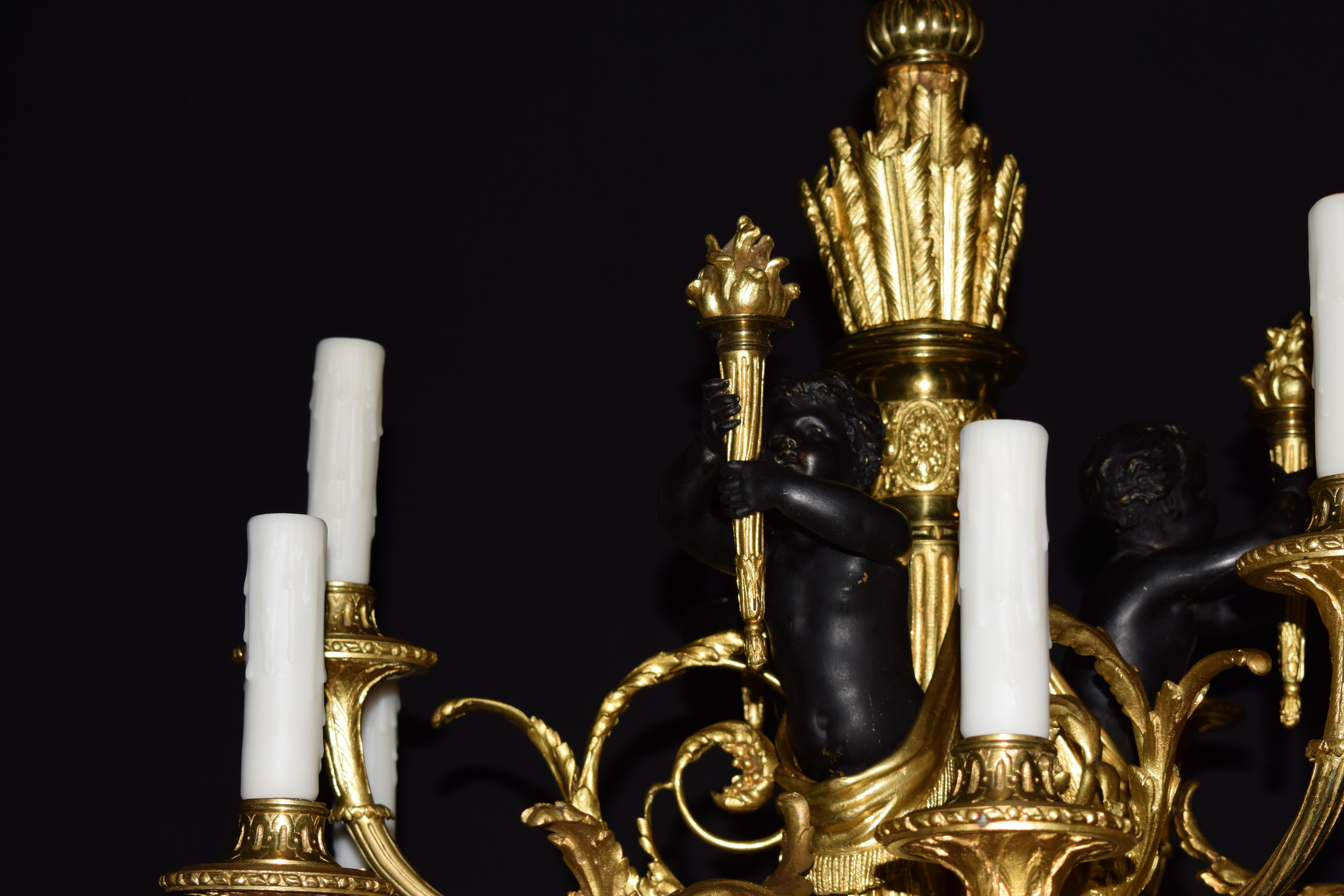 Kronleuchter aus vergoldeter und patinierter Bronze im Louis-XVI-Stil (Französisch) im Angebot
