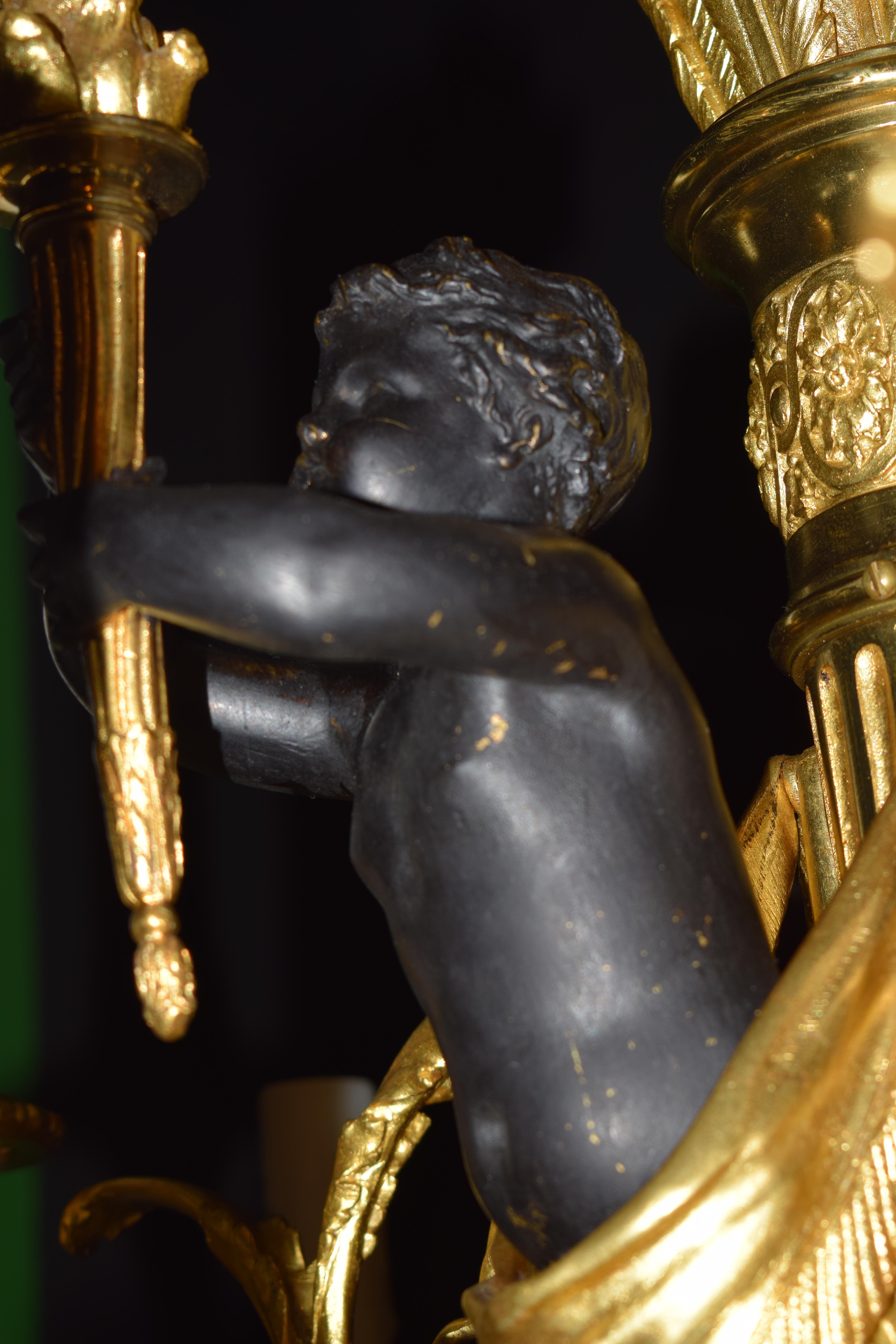 Kronleuchter aus vergoldeter und patinierter Bronze im Louis-XVI-Stil im Zustand „Gut“ im Angebot in Atlanta, GA
