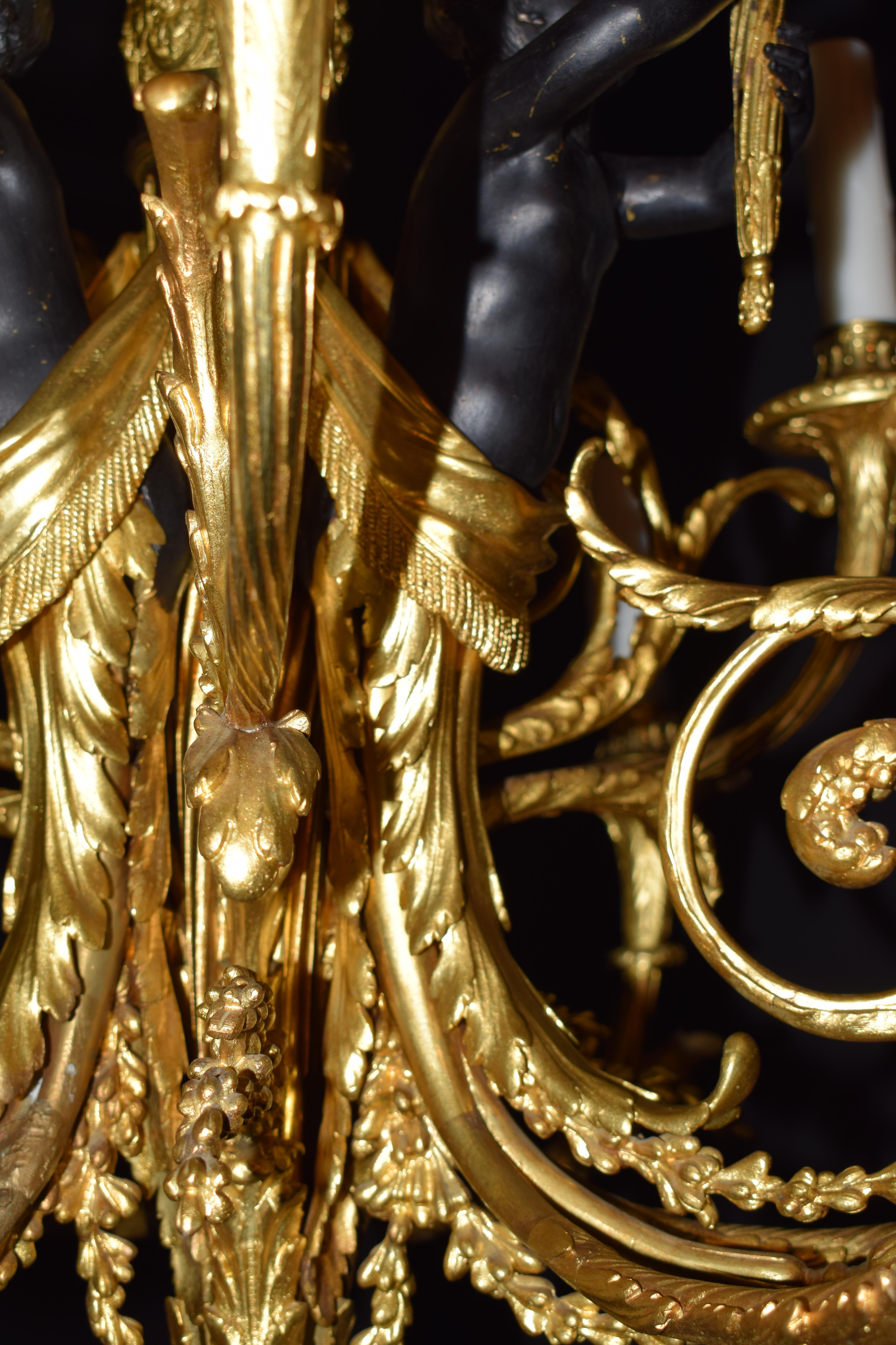 Kronleuchter aus vergoldeter und patinierter Bronze im Louis-XVI-Stil im Angebot 1