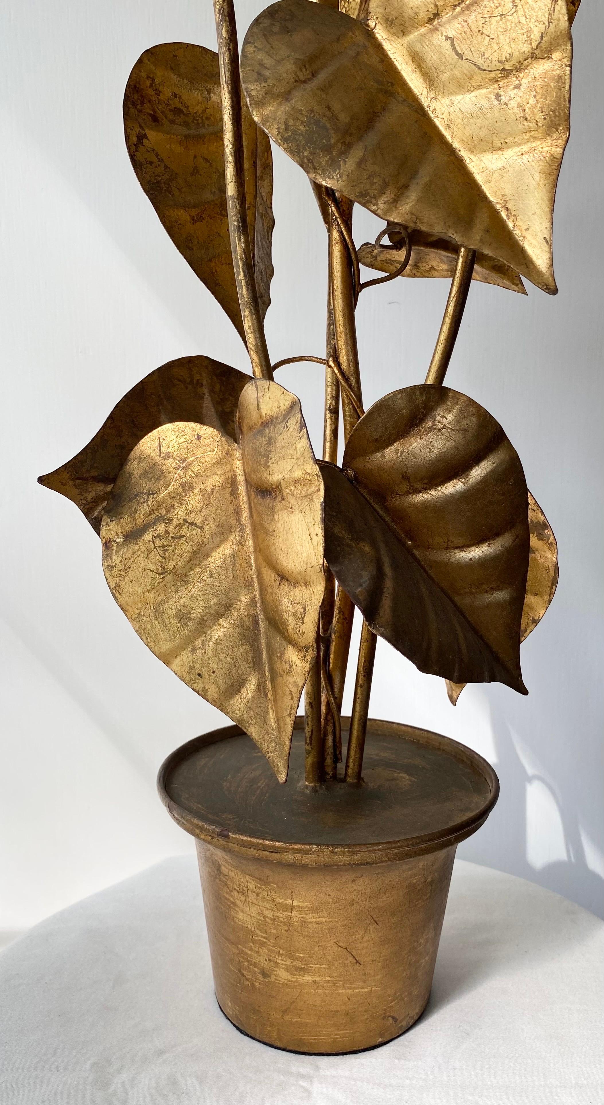 Lampe à plantes fantaisiste en métal avec quatre lumières dans un pot en métal doré....