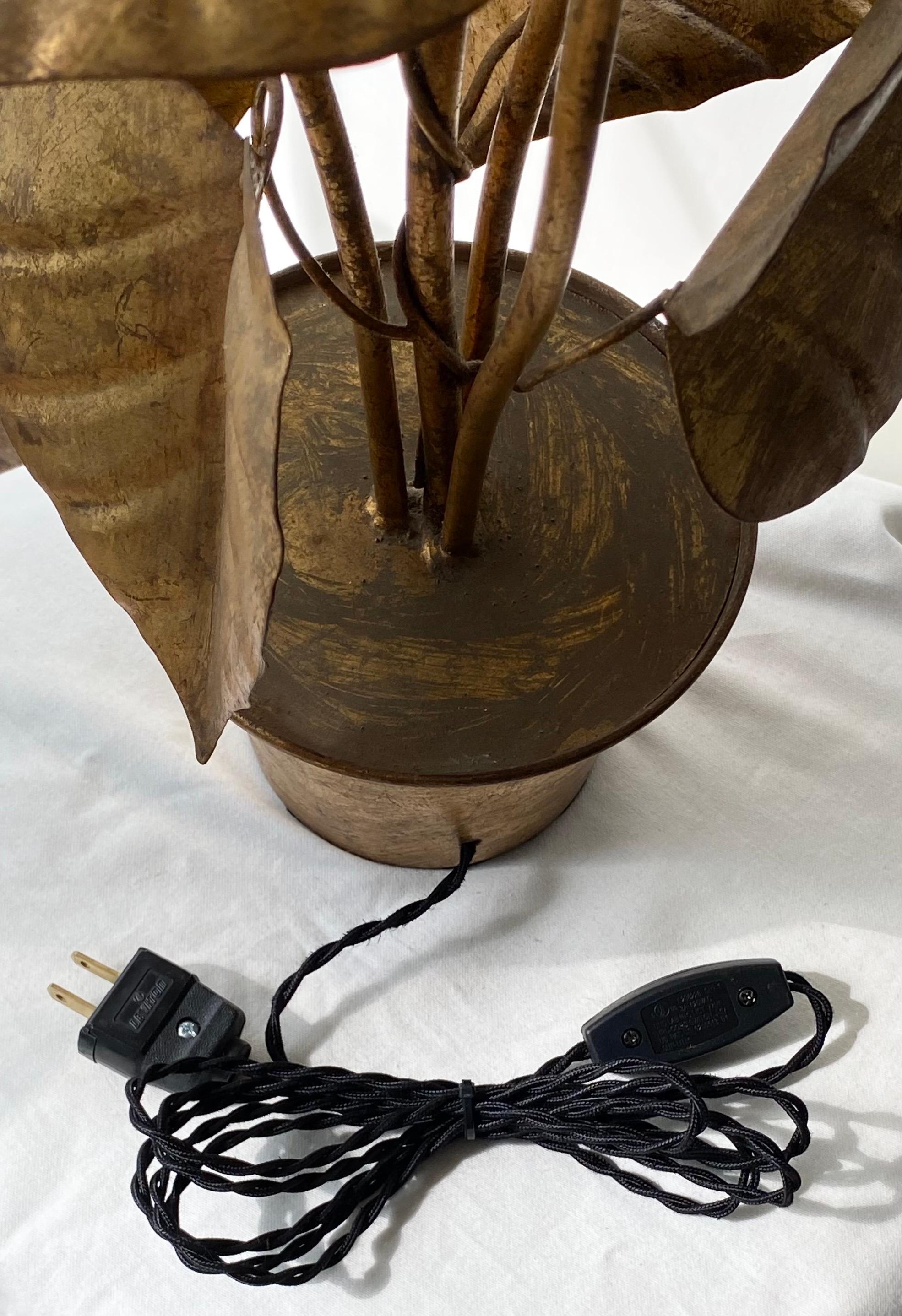 Lampe à plantes dorée en vente 4