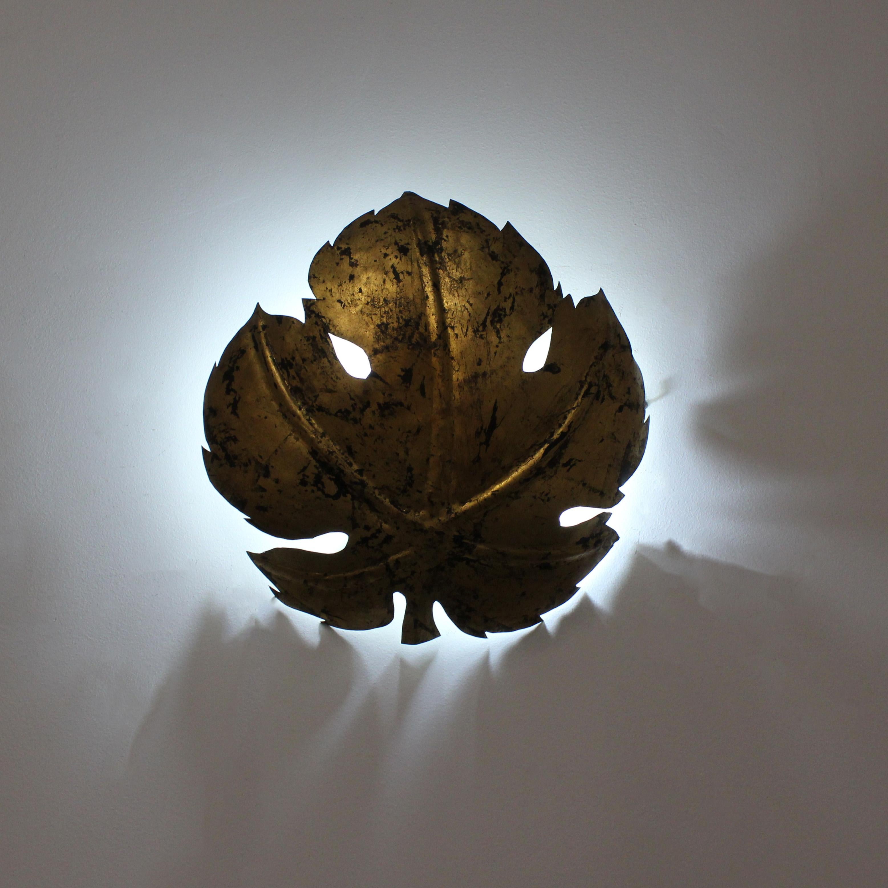 Gilt-plated metal leaf-shaped appliqué - Spain - c. 1970 In Good Condition For Sale In Madrid, España