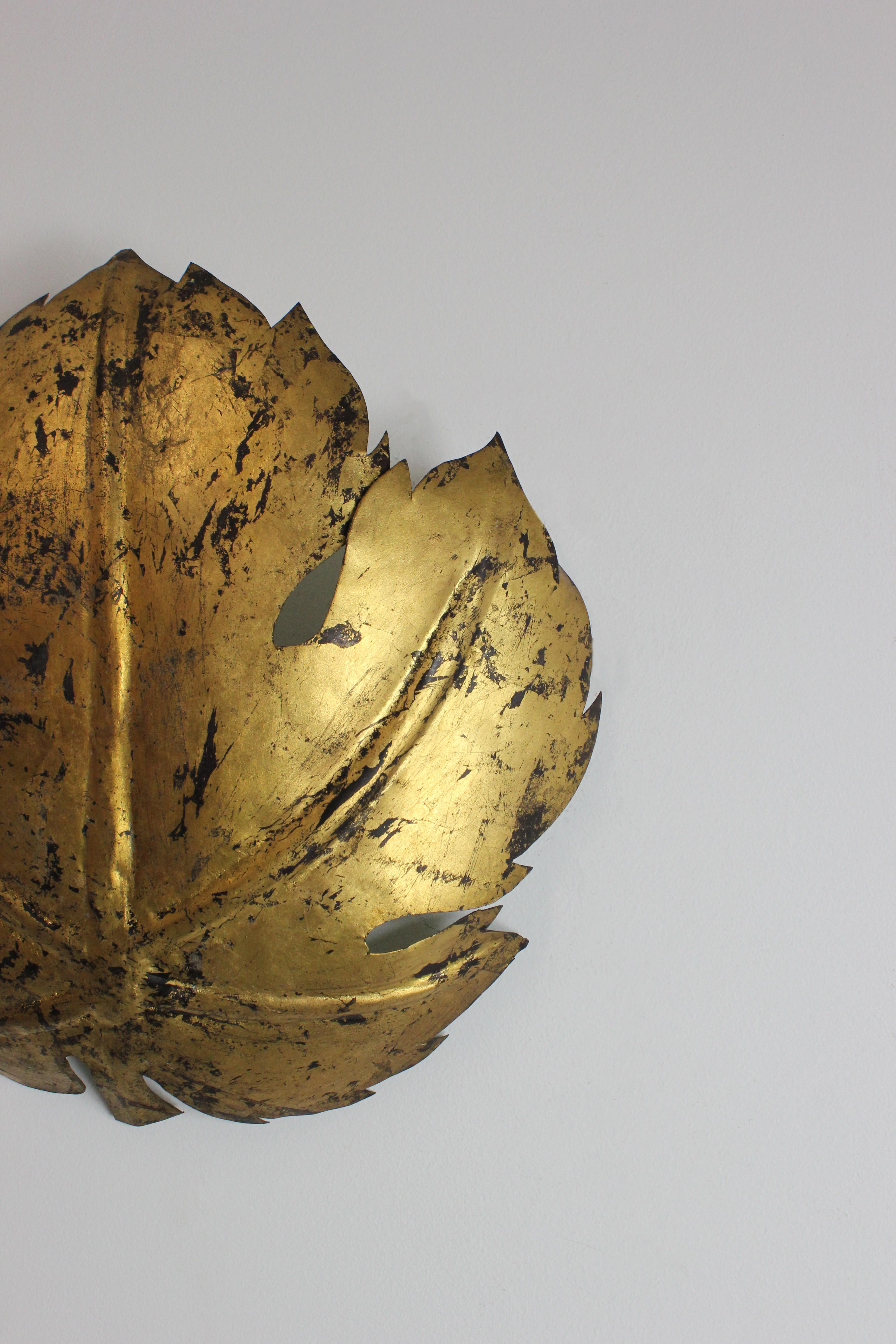 Metal Gilt-plated metal leaf-shaped appliqué - Spain - c. 1970 For Sale