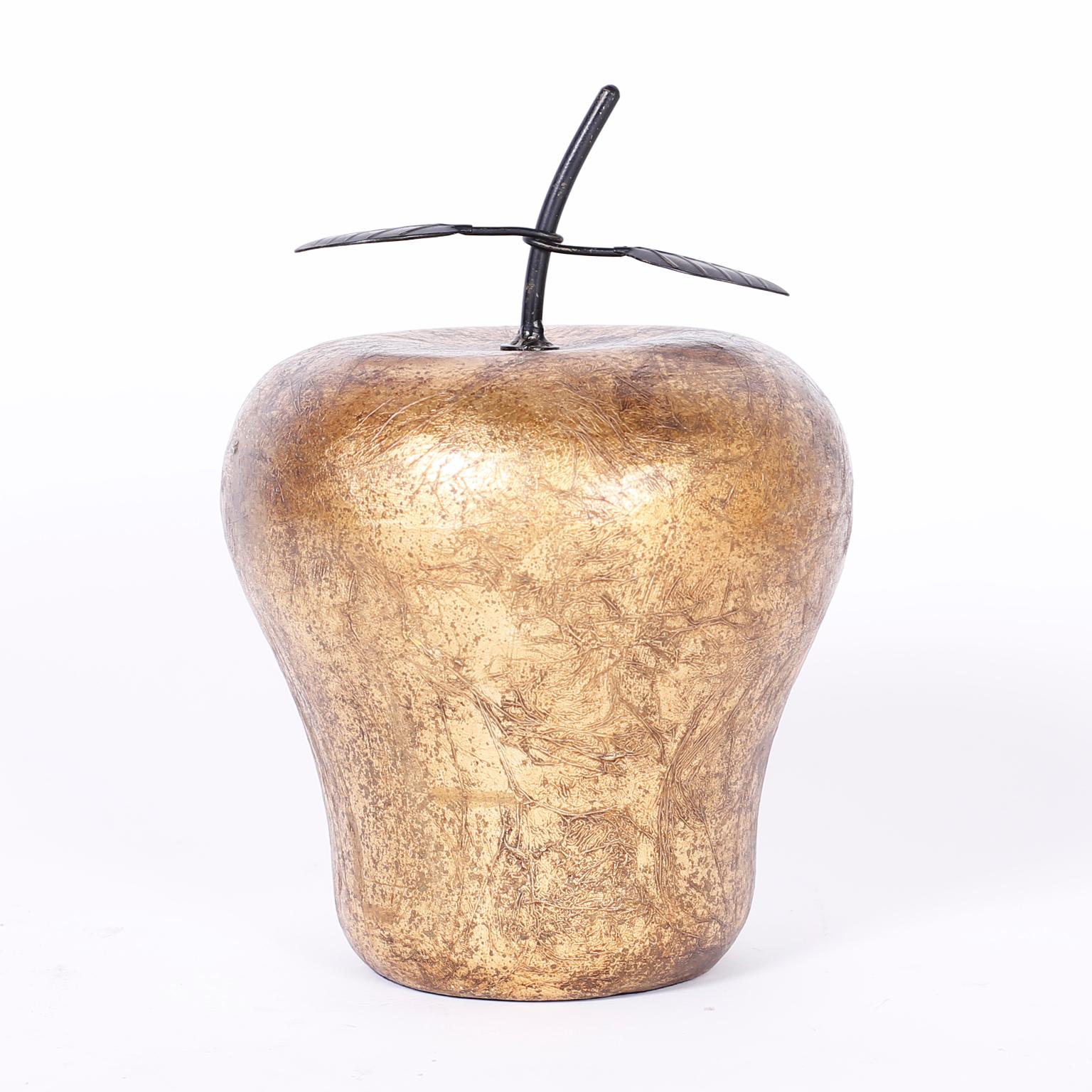 Grande scultura di mela e pera realizzata in porcellana e decorata con foglia d'oro testurizzata e foglie in metallo. Prezzo individuale. 

Misure della mela: H. 13, DM 9

Misure della pera: H. 16, DM 9.