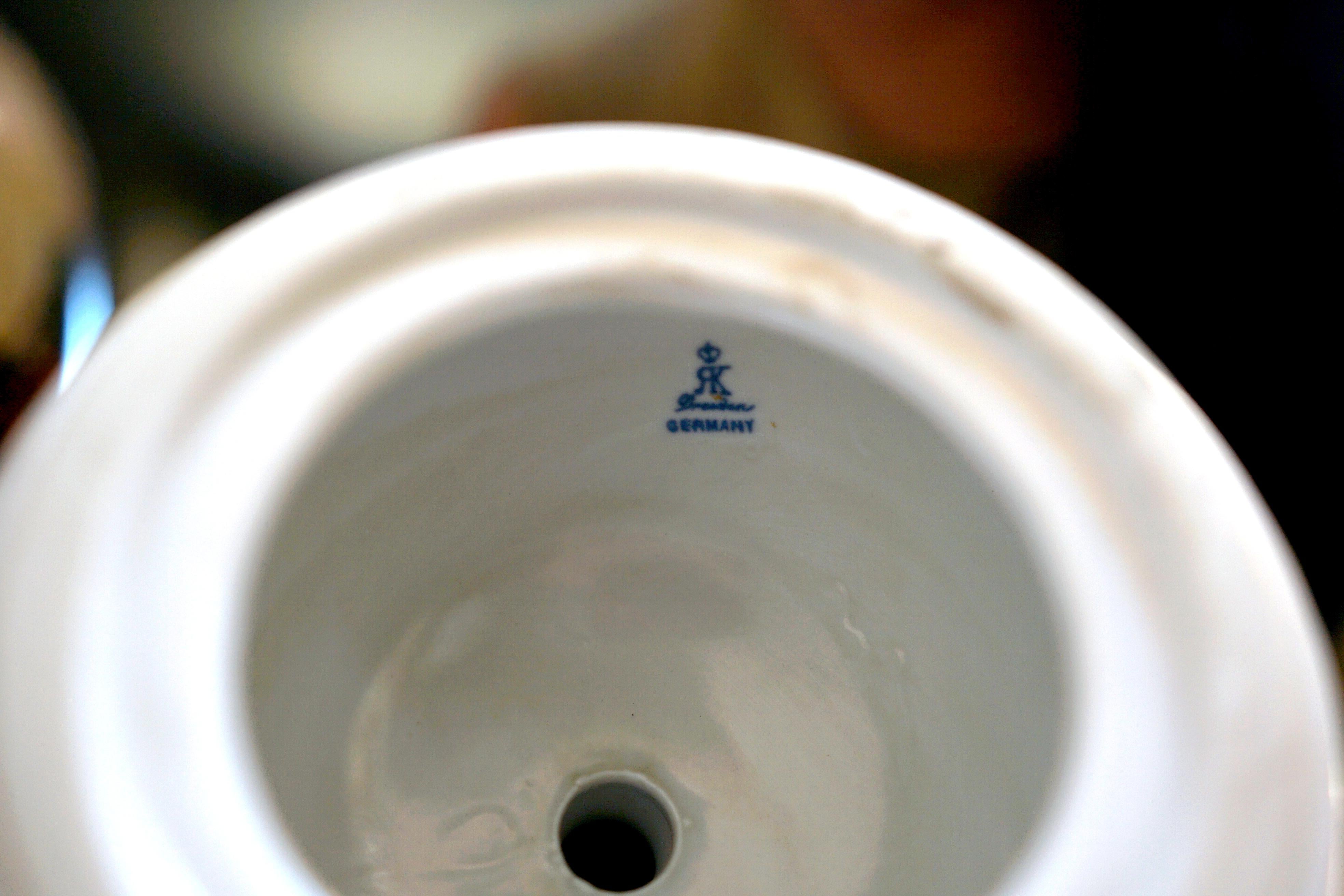 Vaso a due manici e coperchio in porcellana dorata Dresden Porcelain di grandi dimensioni in vendita 3