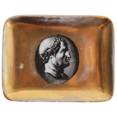 Plat "Profili Romani" en porcelaine dorée de Piero Fornasetti