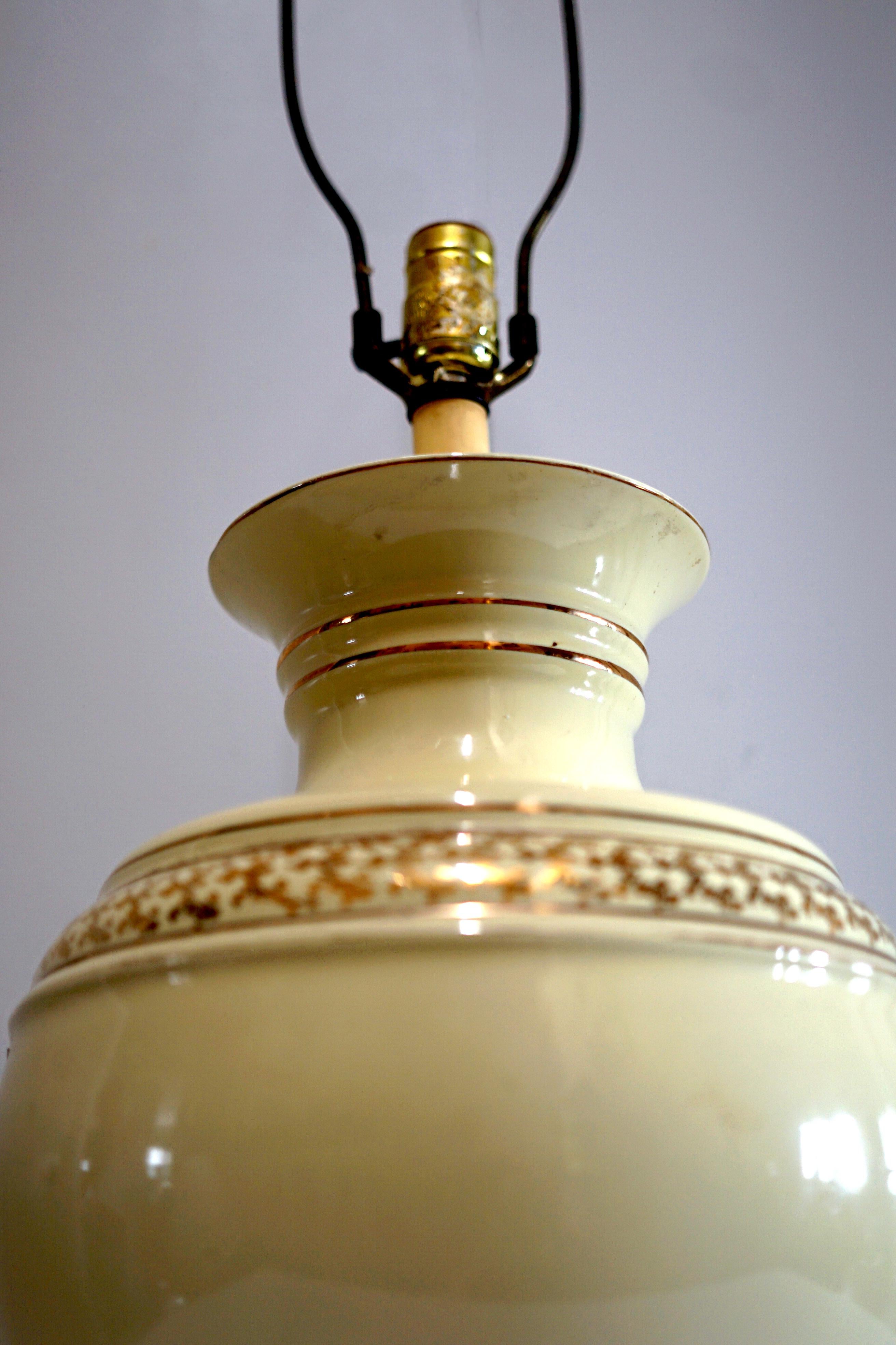 Gilt Porcelain Vintage Yellow Round Table Lamp In Good Condition For Sale In Lomita, CA