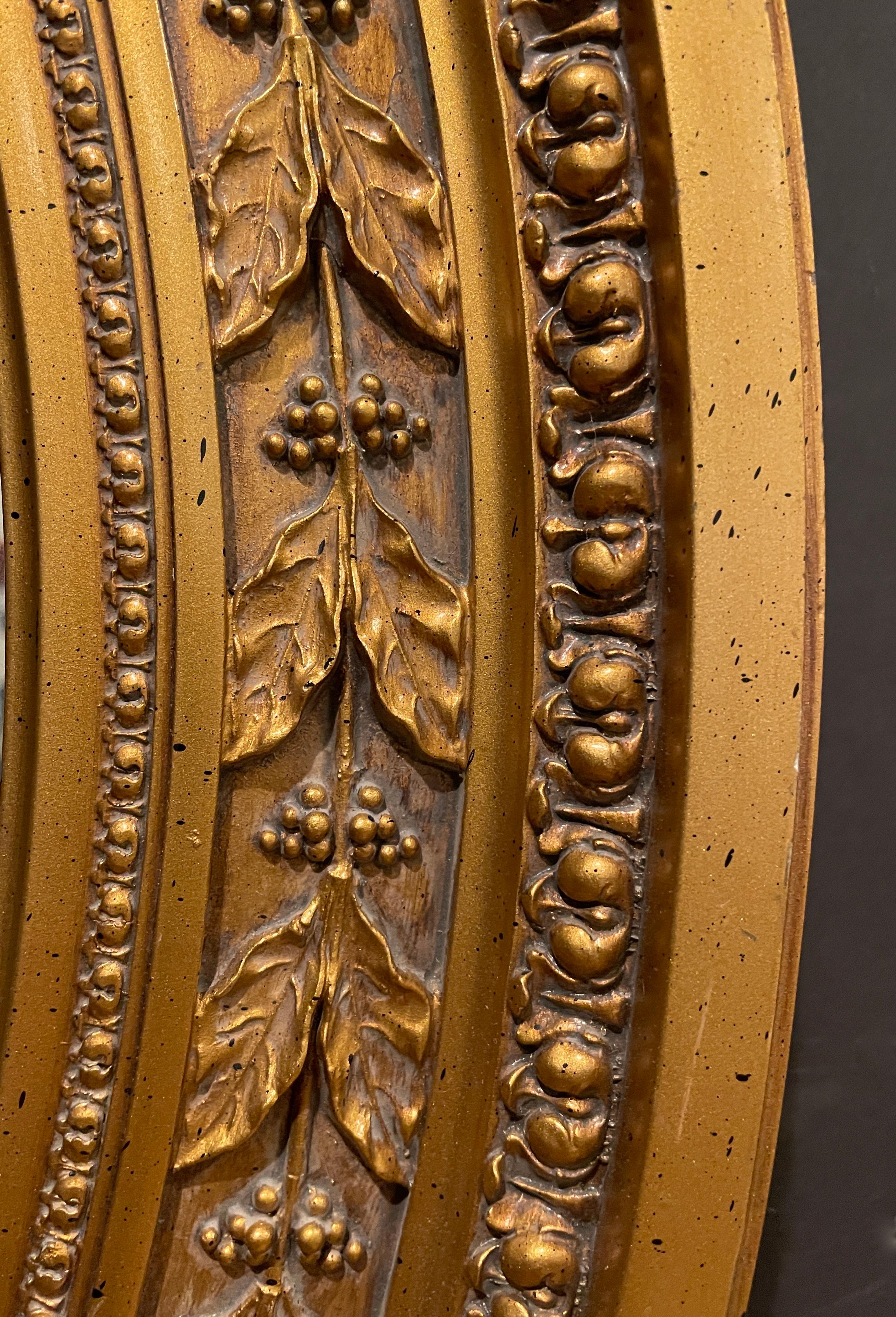 Ovaler vergoldeter Spiegel im Regency-Stil (amerikanisch) im Angebot