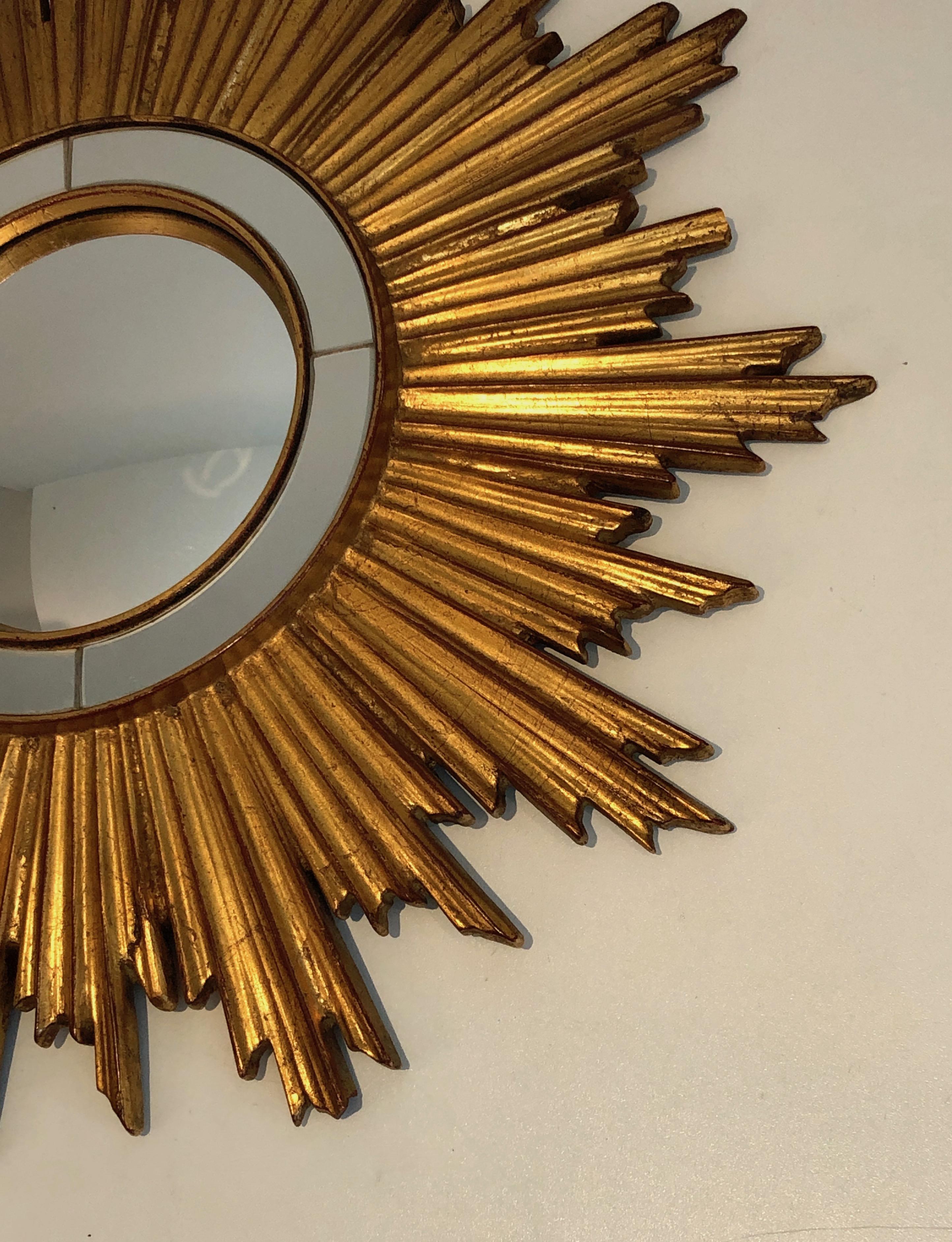 Miroir en résine dorée en forme de soleil en vente 1
