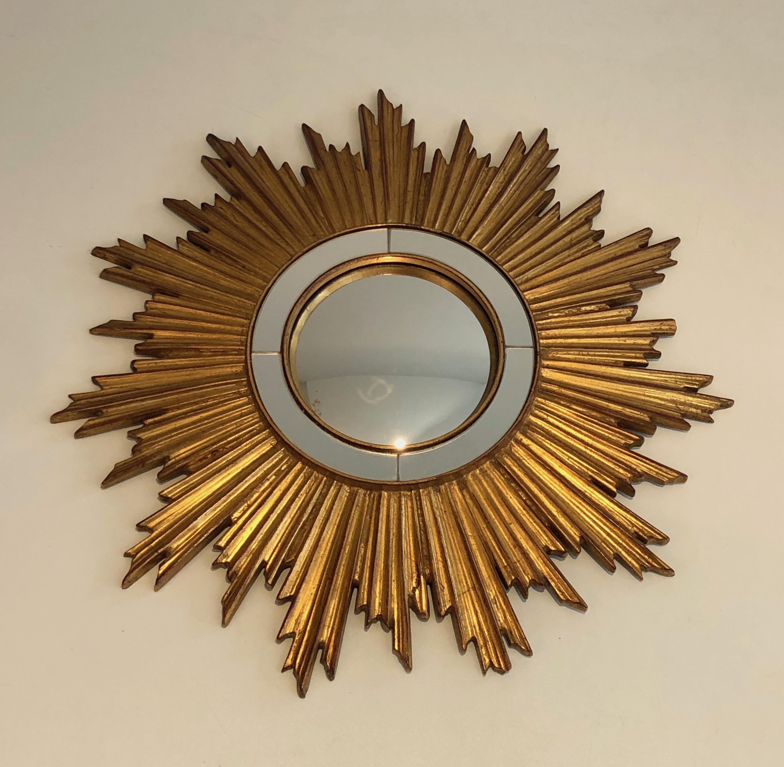 Ce très beau miroir en forme de soleil est fait de résine dorée avec un miroir concave. Il s'agit d'un ouvrage français. Circa 1970.