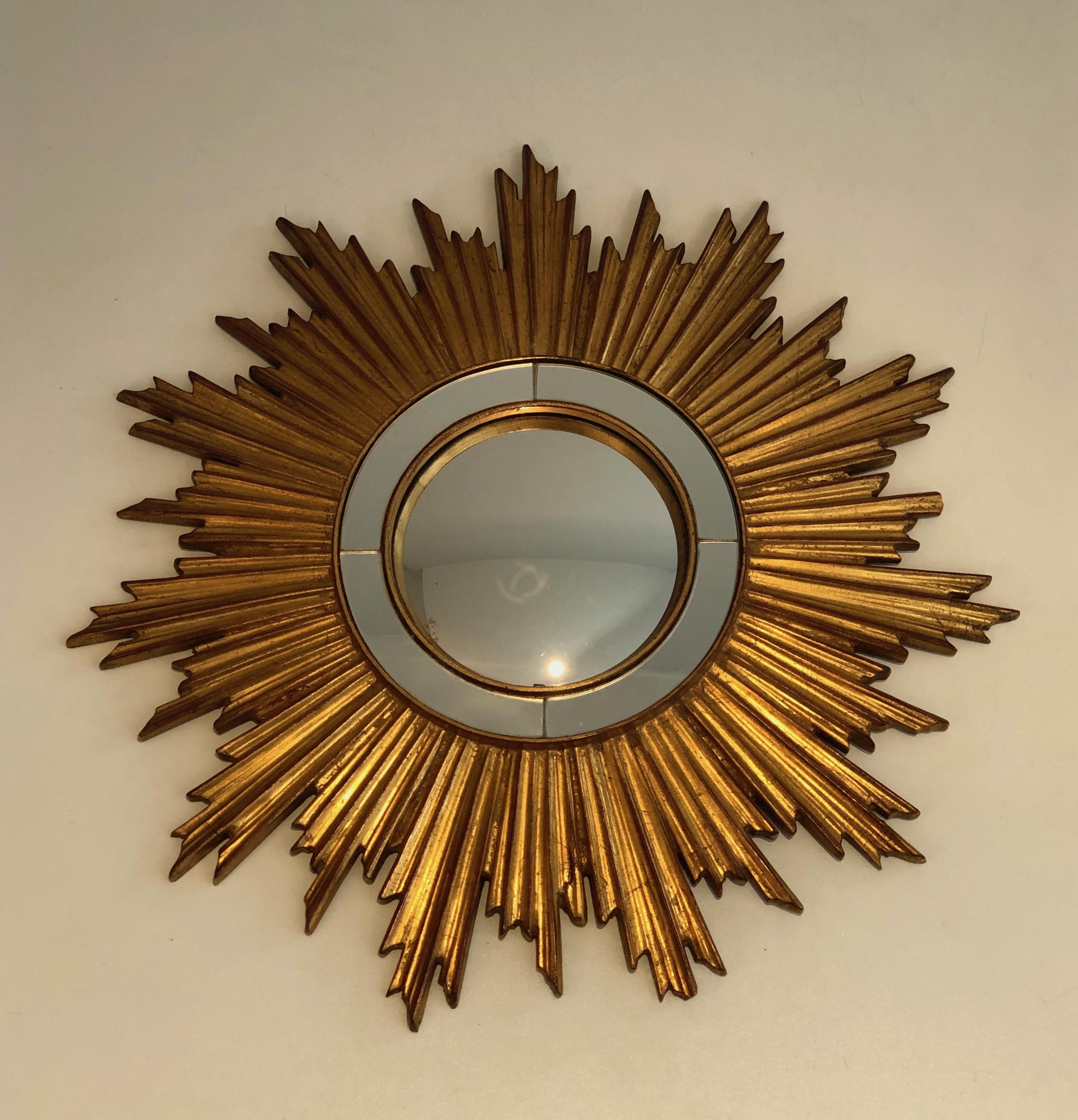 Spiegel aus vergoldetem Harz mit Sonnenschliff (Französisch) im Angebot